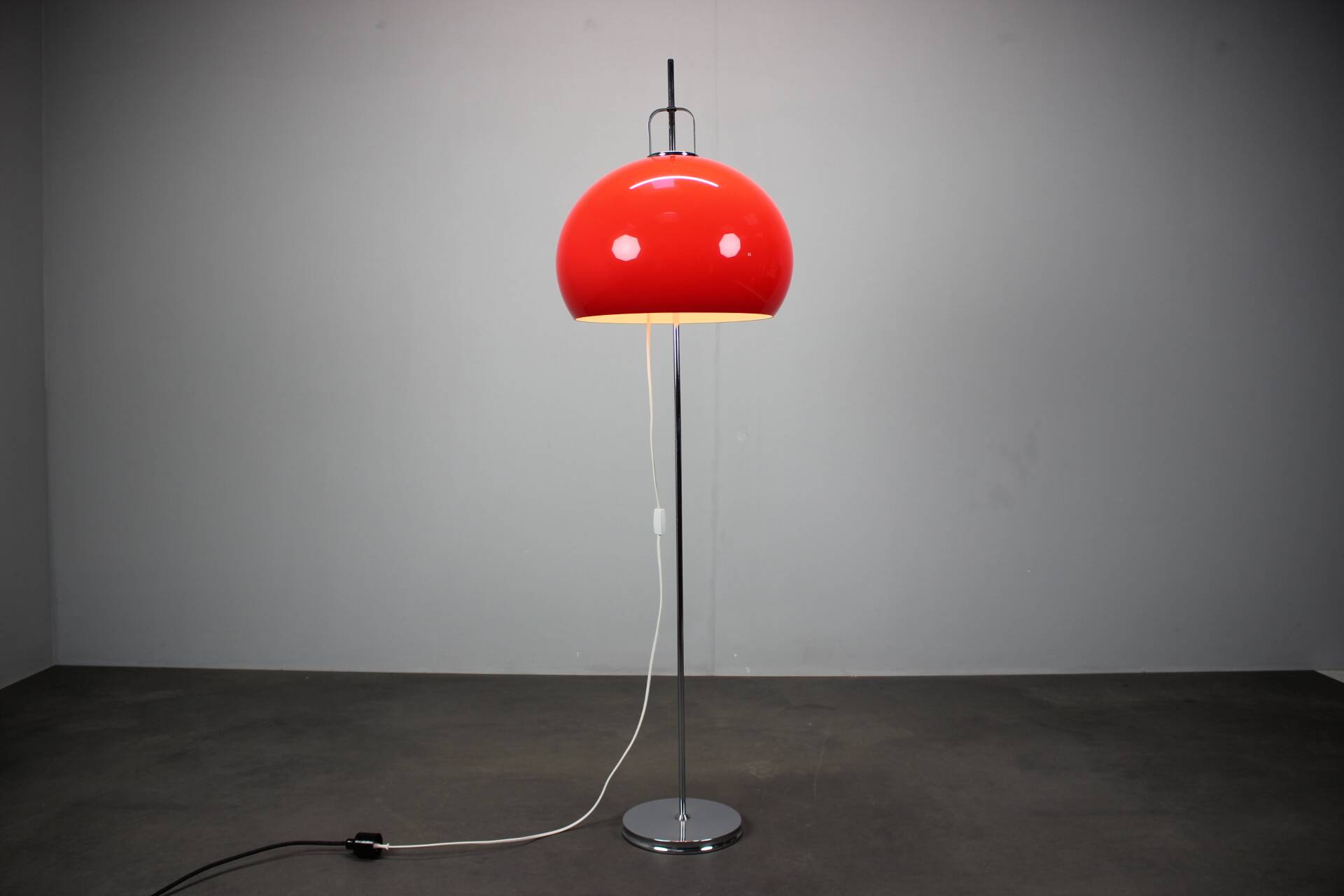 Lampadaire Space Age Guzzini Meblo en plastique et métal chromé, Italie années 1970