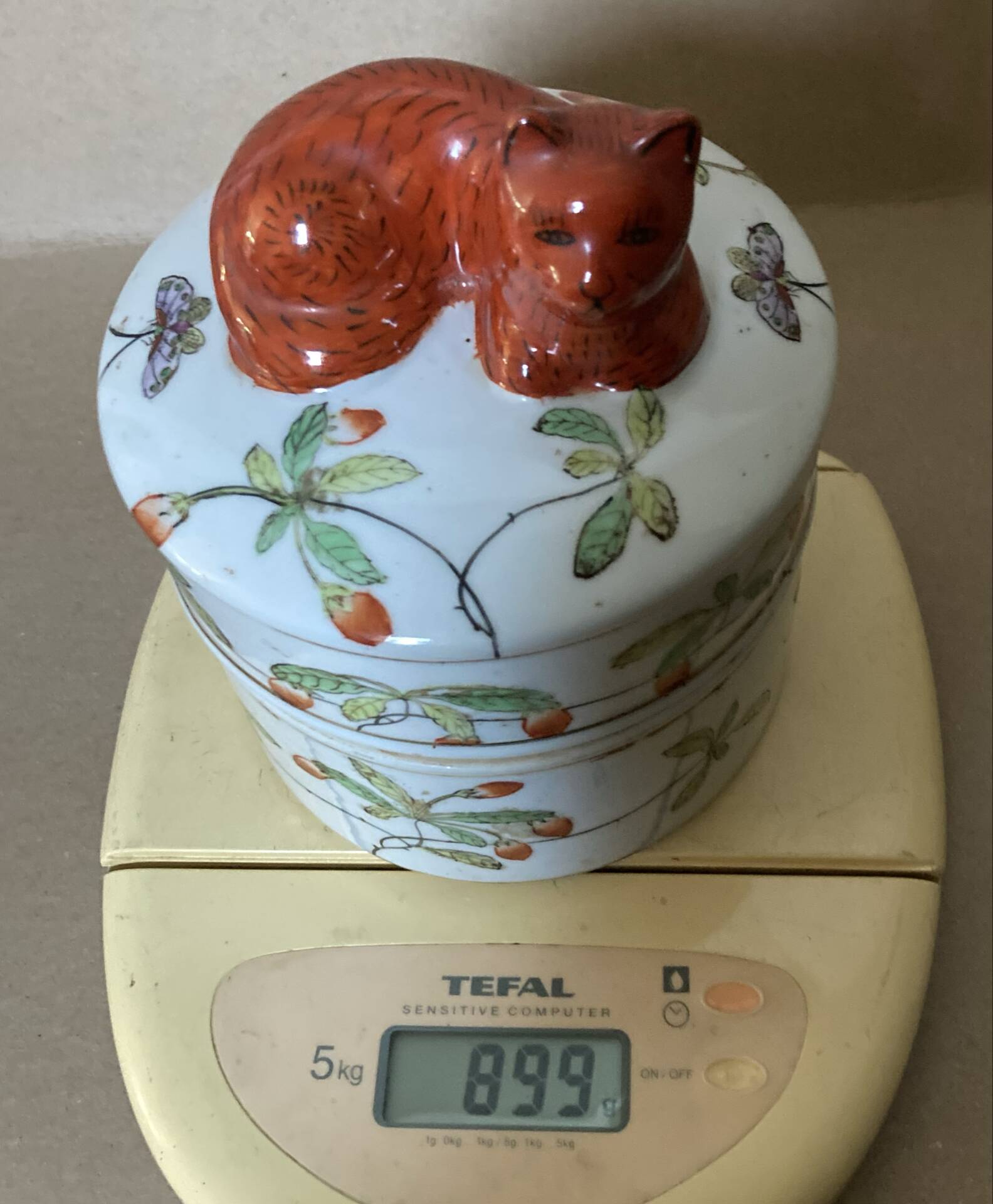 Pot couvert en faïence IMARI décor fait main, fleurs papillons et chat