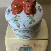 Covered pot in IMARI earthenware, hand-painted decoration, flowers, butterflies, and cat.