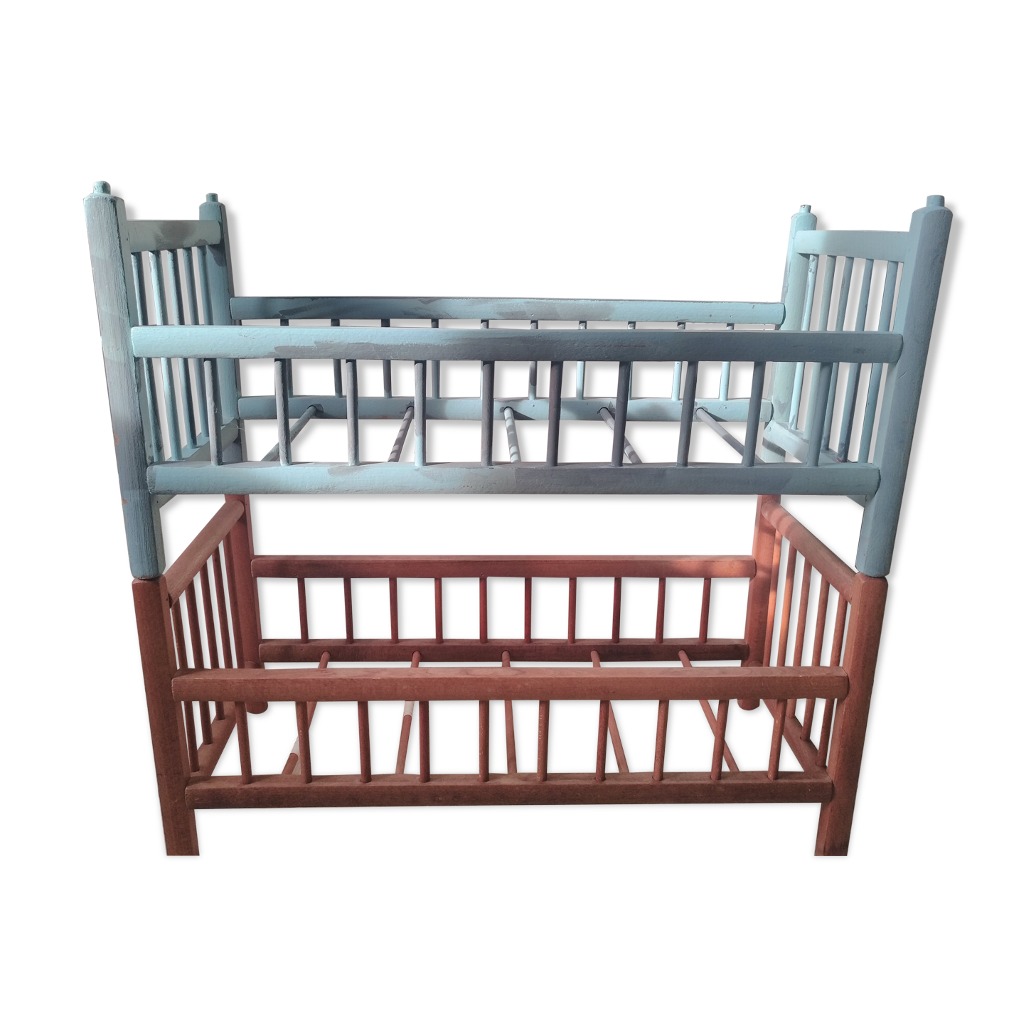 2 beds of old wooden dolls superimposed