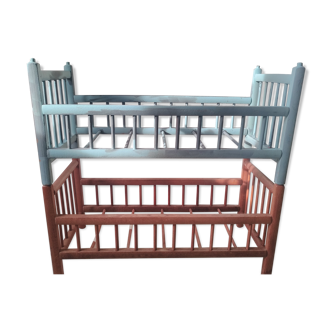 2 beds of old wooden dolls superimposed