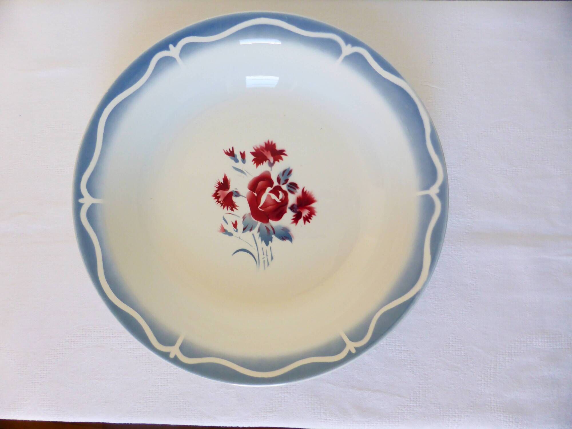 Round and hollow serving dish from Digoin Sarreguemines Nina Rosa 2106108