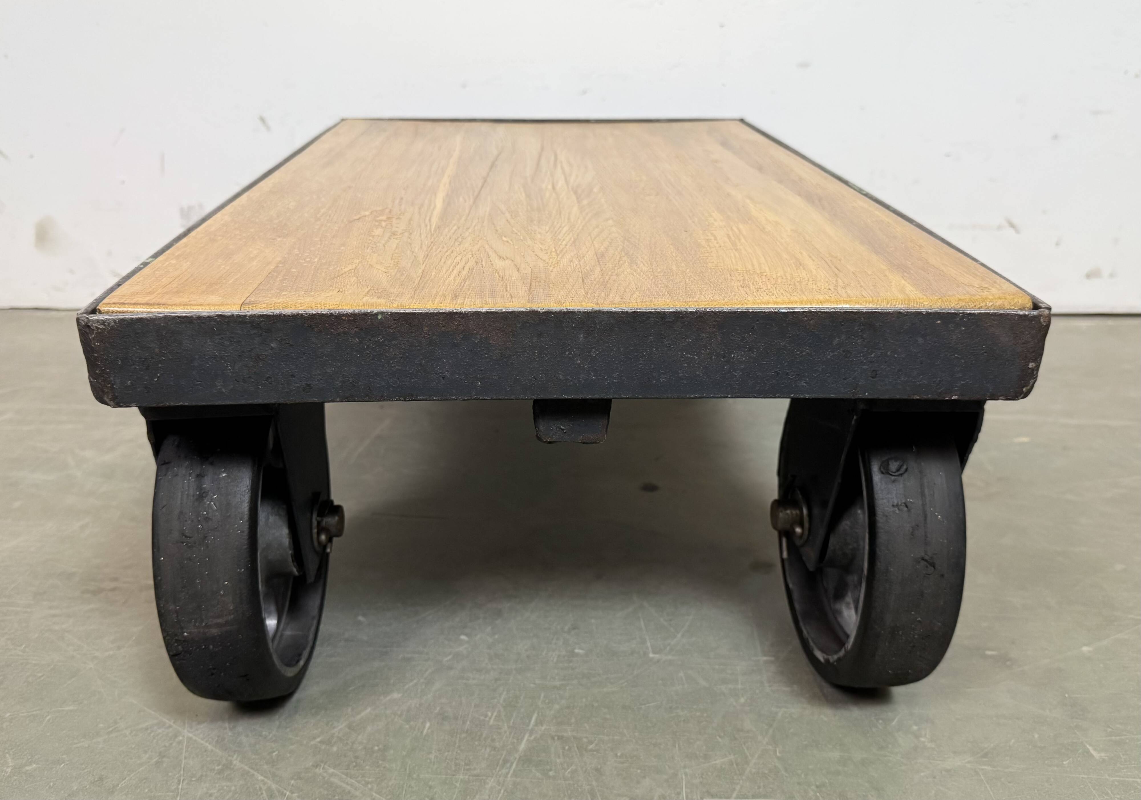 Table basse industrielle noire, années 1960