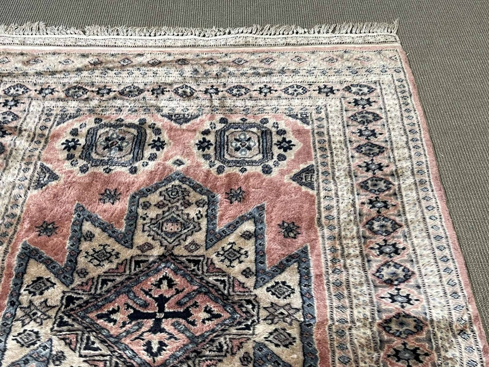 Handmade Pakistani wool rug