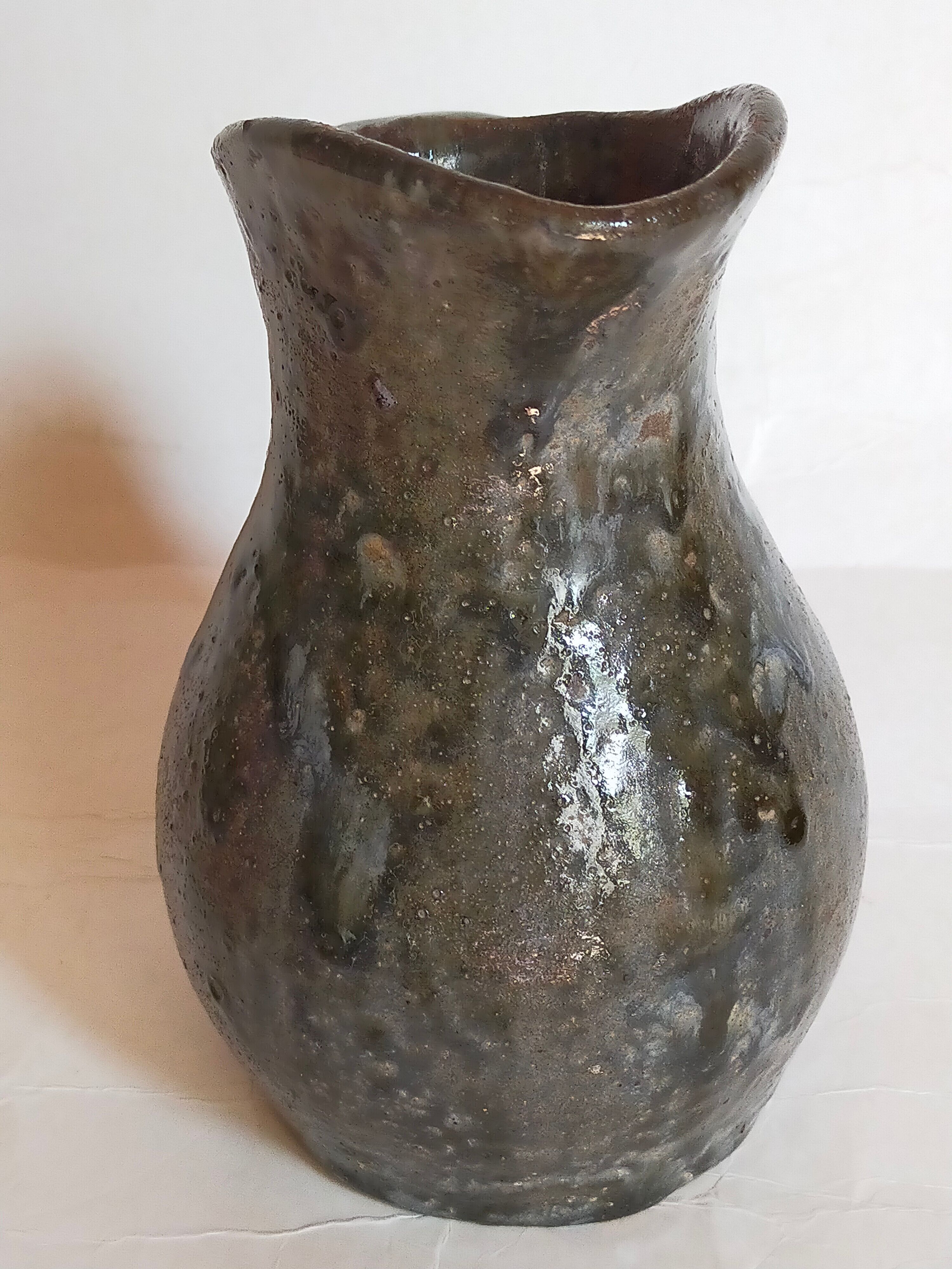 Potter's pitcher Art-popular in old enamelled earth