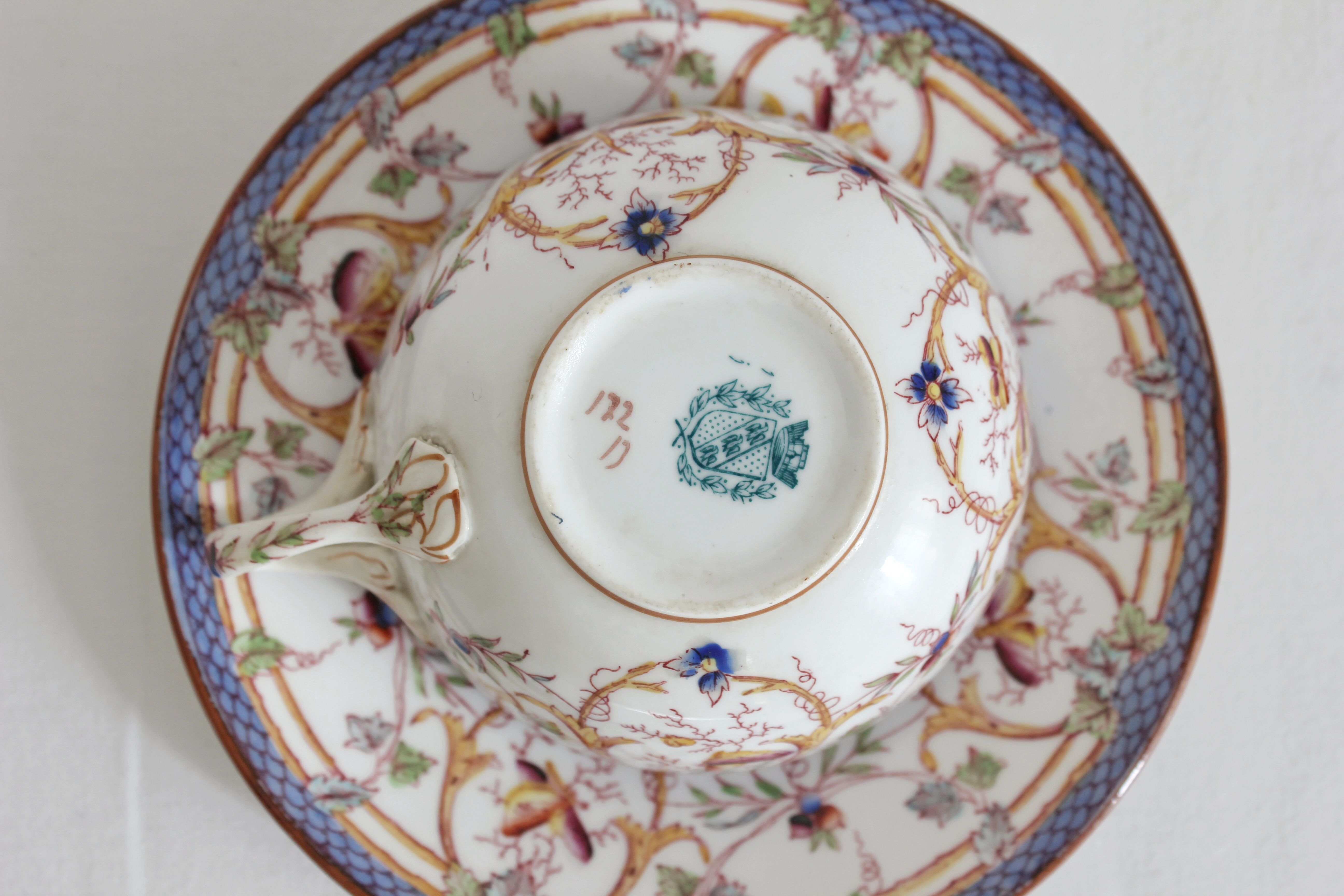 Tasse à café en terre de fer décor Minton mauve Sarreguemines fin XIXe