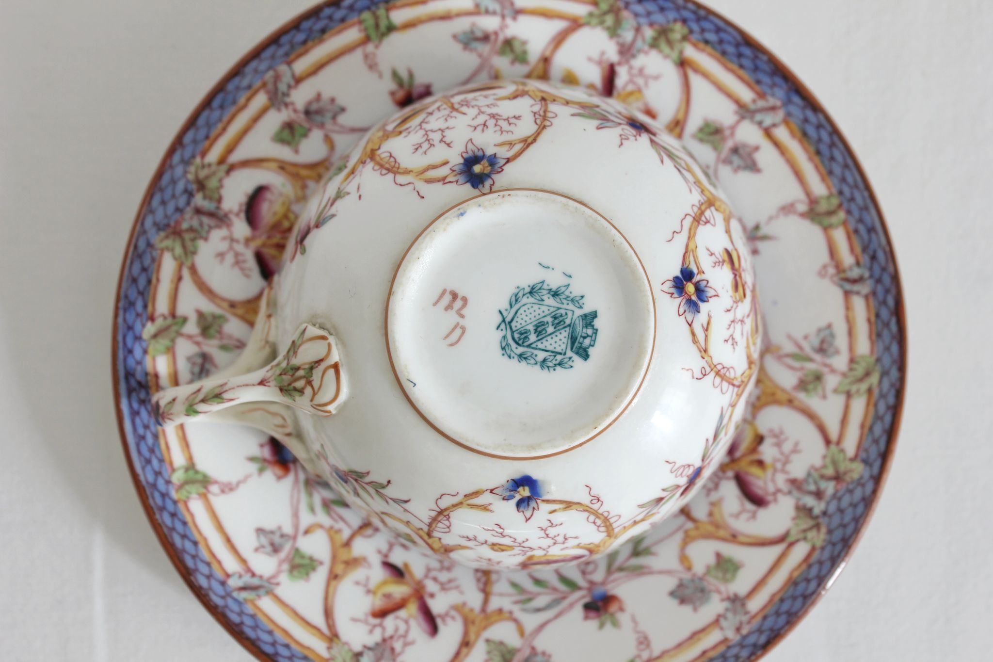 Tasse à café en terre de fer décor Minton mauve Sarreguemines fin XIXe