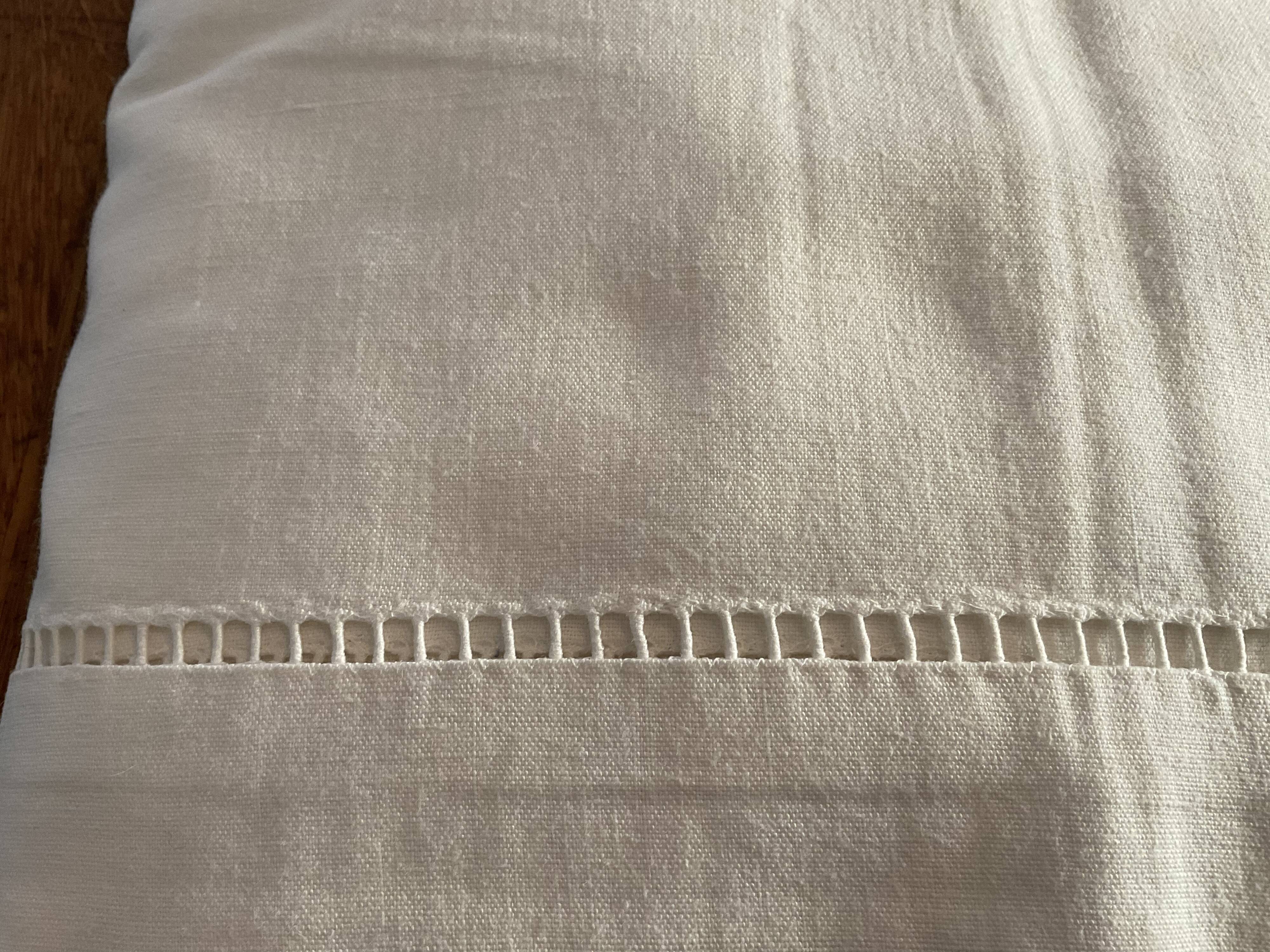 Drap brodé ancien monogramme FD