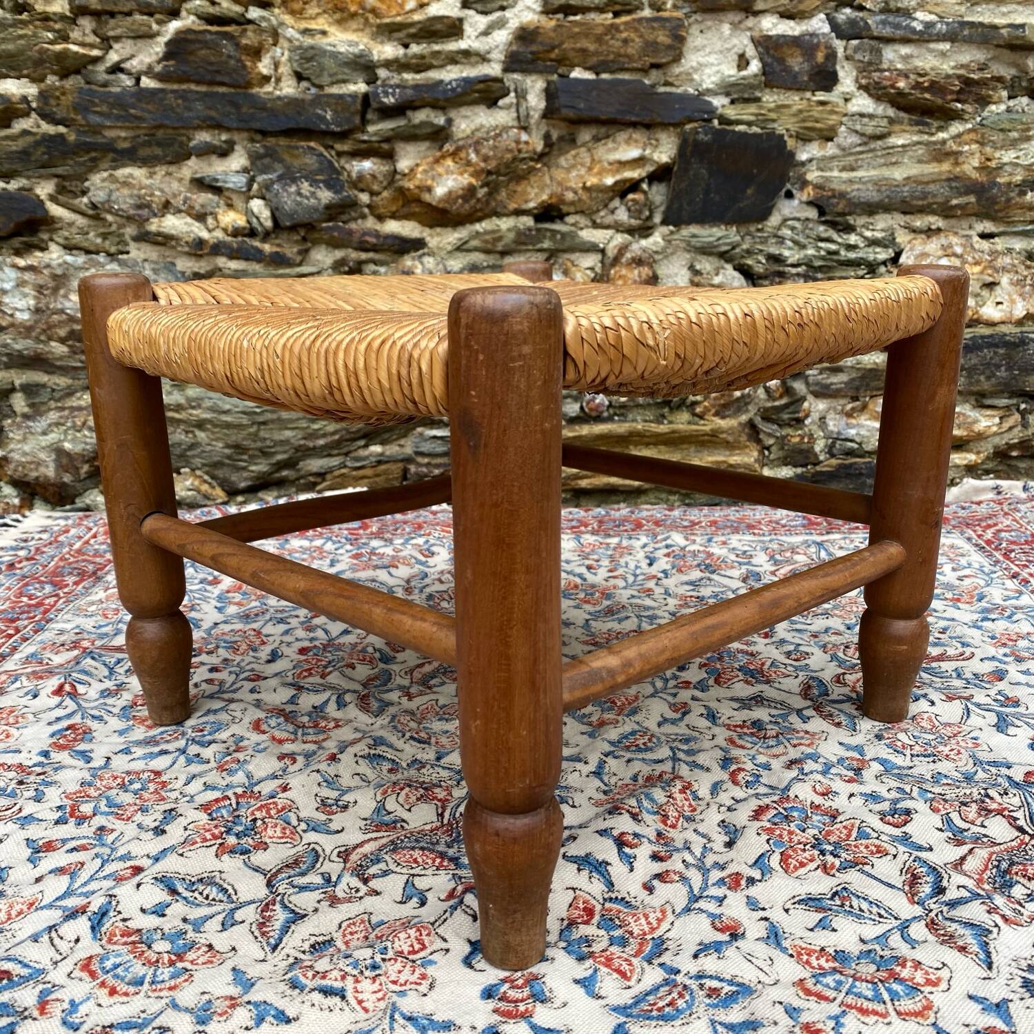 Low stool in wood and straw
