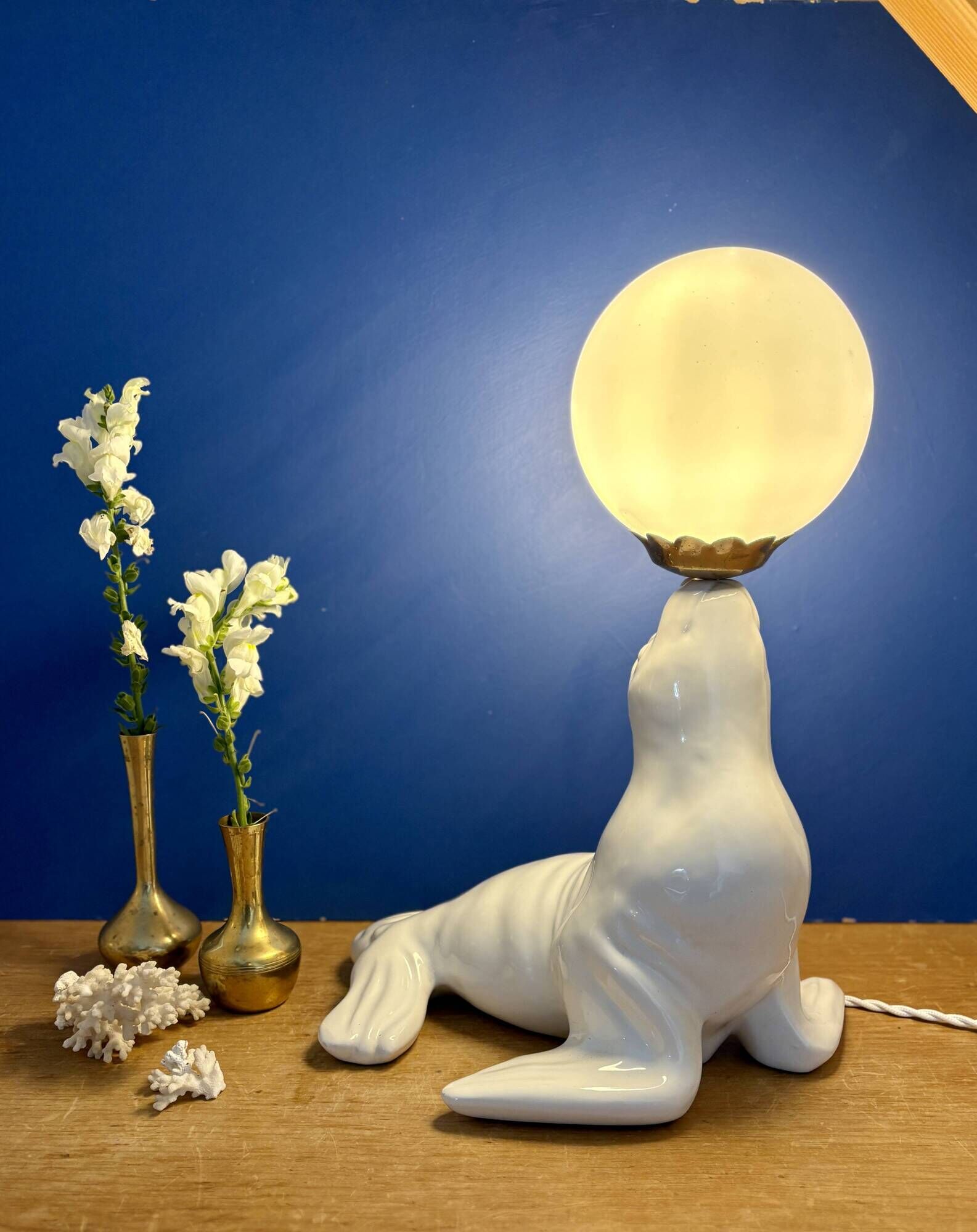 Vintage seal lamp in white ceramic and opaline.