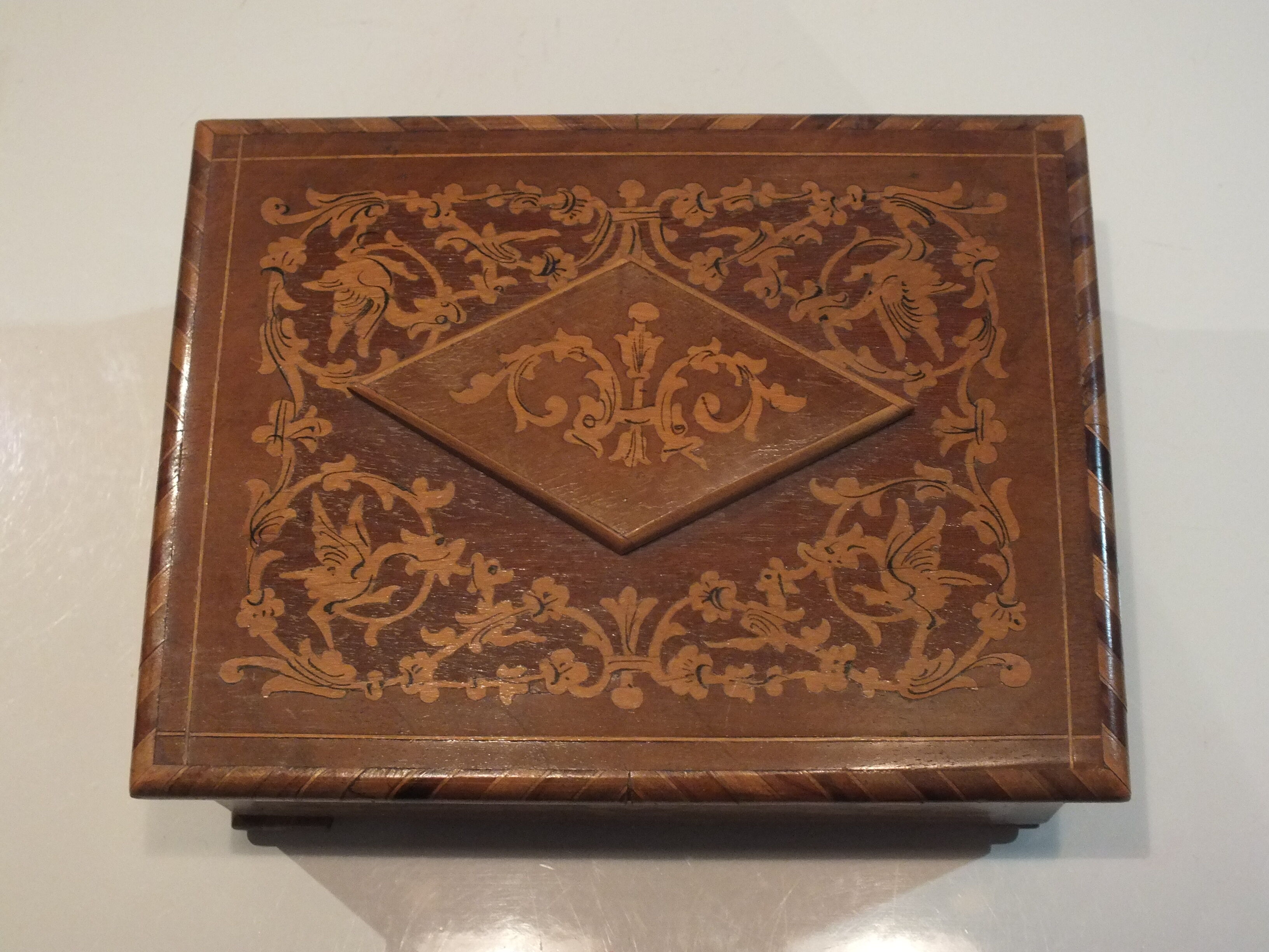 Ancien coffret à bijoux capitonné en marqueterie