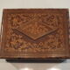 Ancien coffret à bijoux capitonné en marqueterie