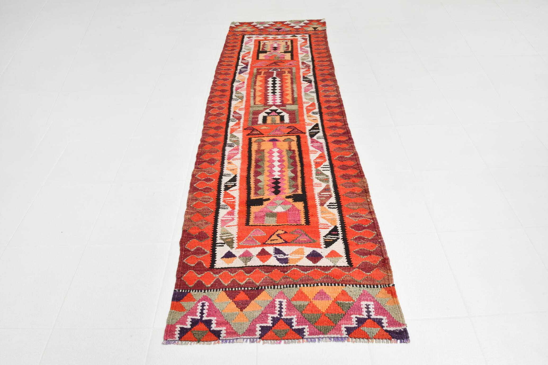 Tapis de couloir tribal kilim géométrique orange et rose