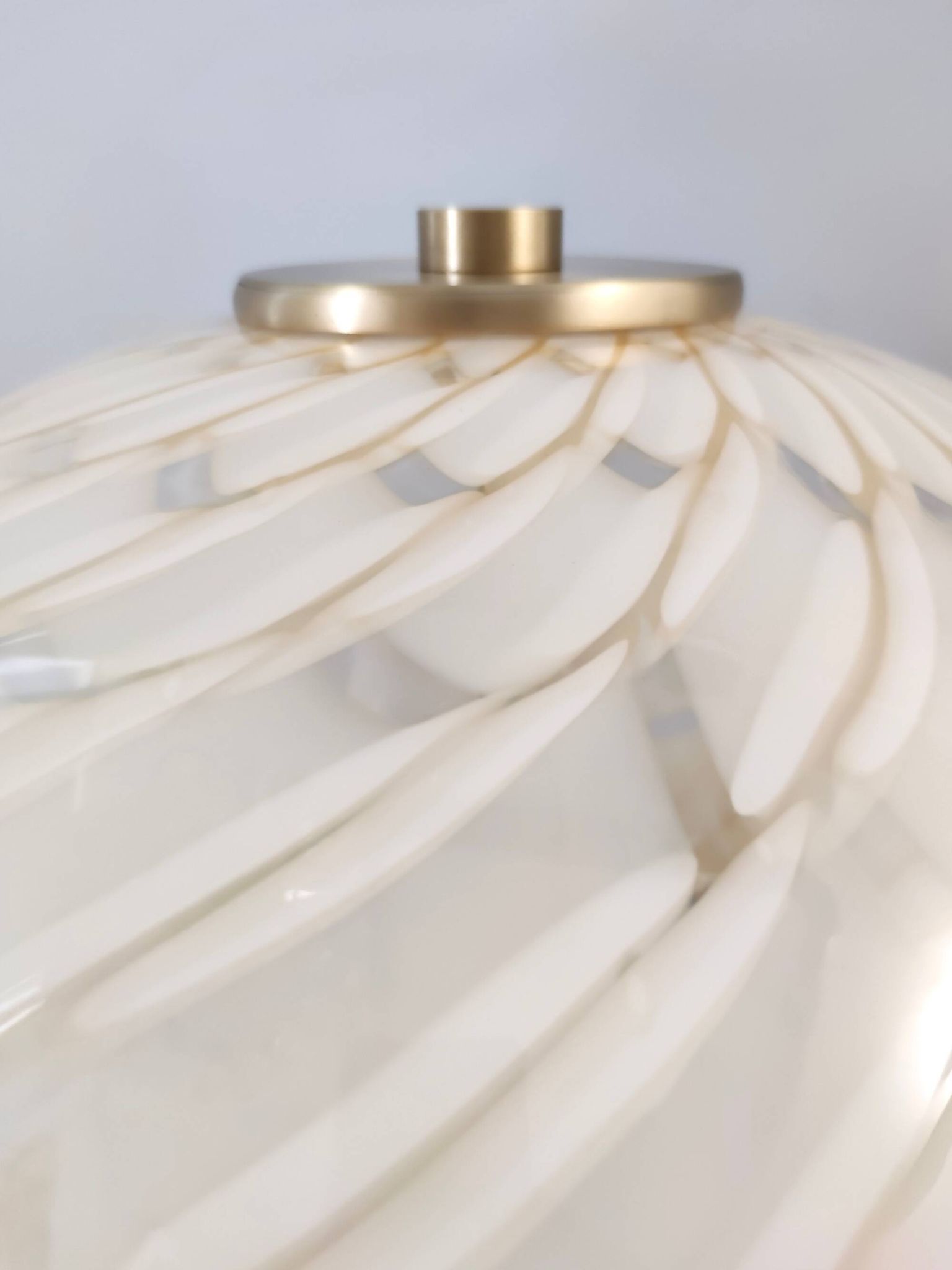 Lampe de table en verre de Murano blanc et laiton, Italie, années 1980