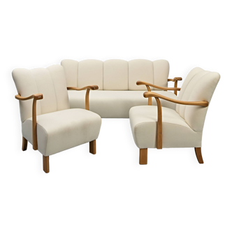 Ensemble J. Halabala composé d'un canapé et de deux fauteuils, 1930