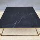 Table basse en marbre noir et laiton