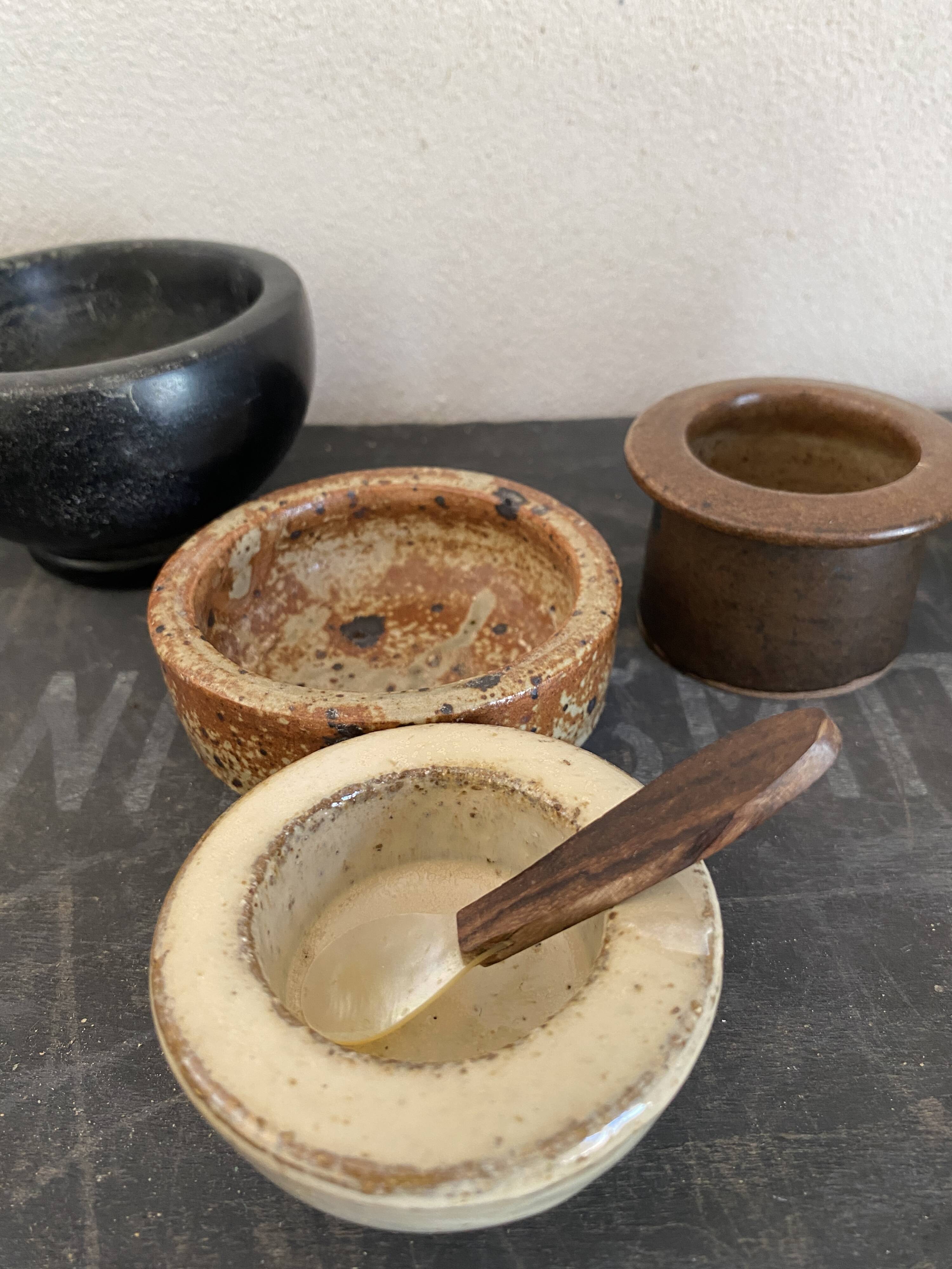 6 mini ceramic bowls, mother-of-pearl spoon