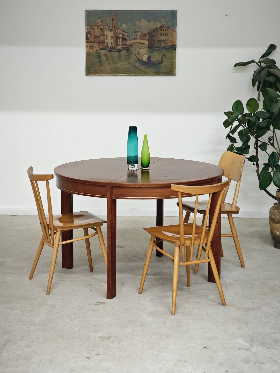 Extendable table with integrated Scandinavian style Self