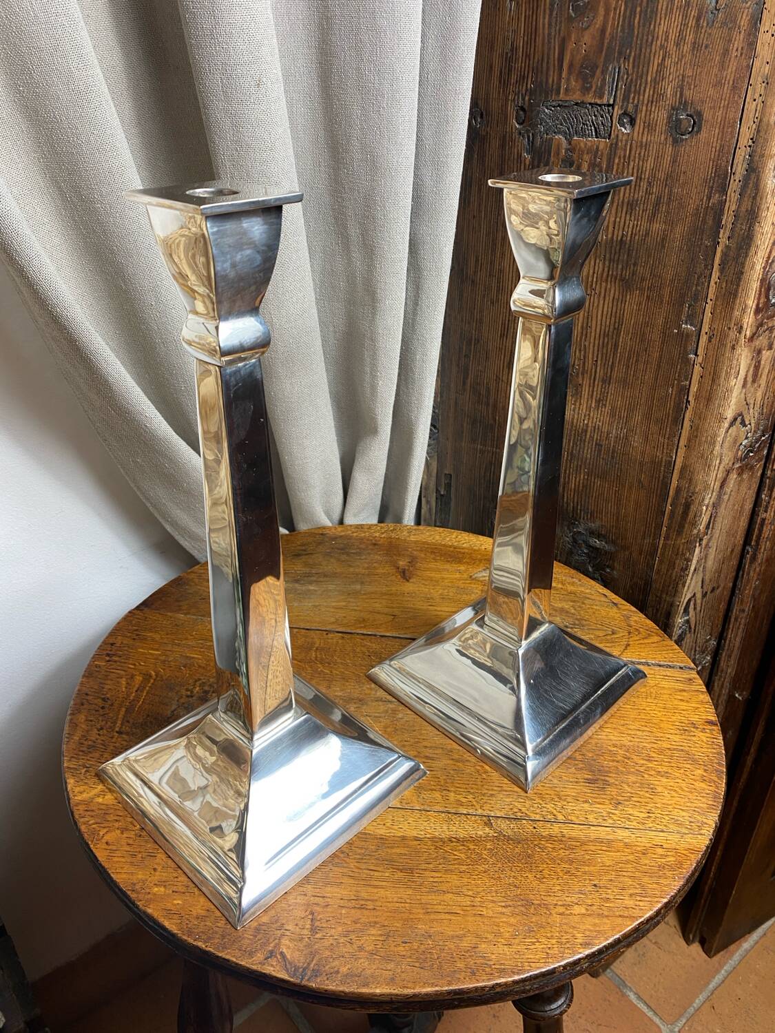 Paire de grands bougeoirs design en aluminium