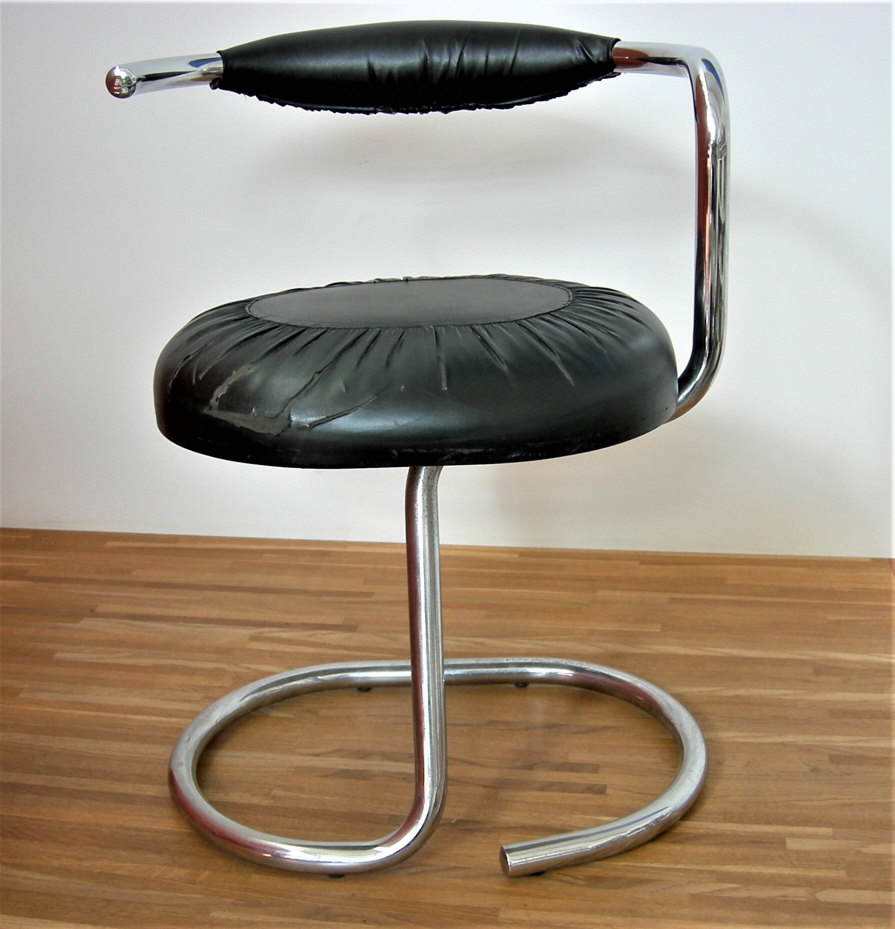 Suite of 4 Cobra chairs by Giotto Stoppino