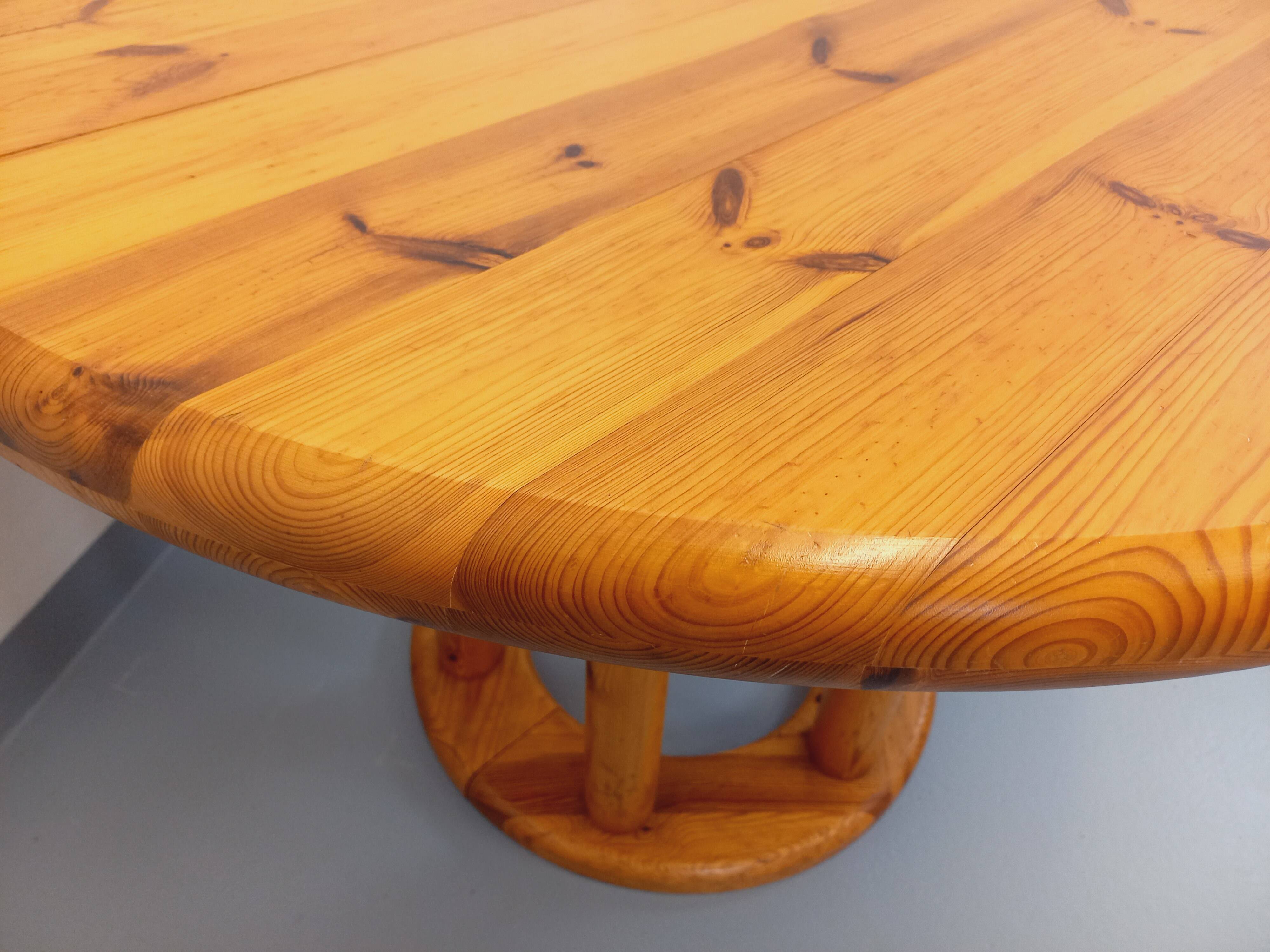 Vintage Scandinavian round dining table by Rainer Daumiller in pine from the 1960s.