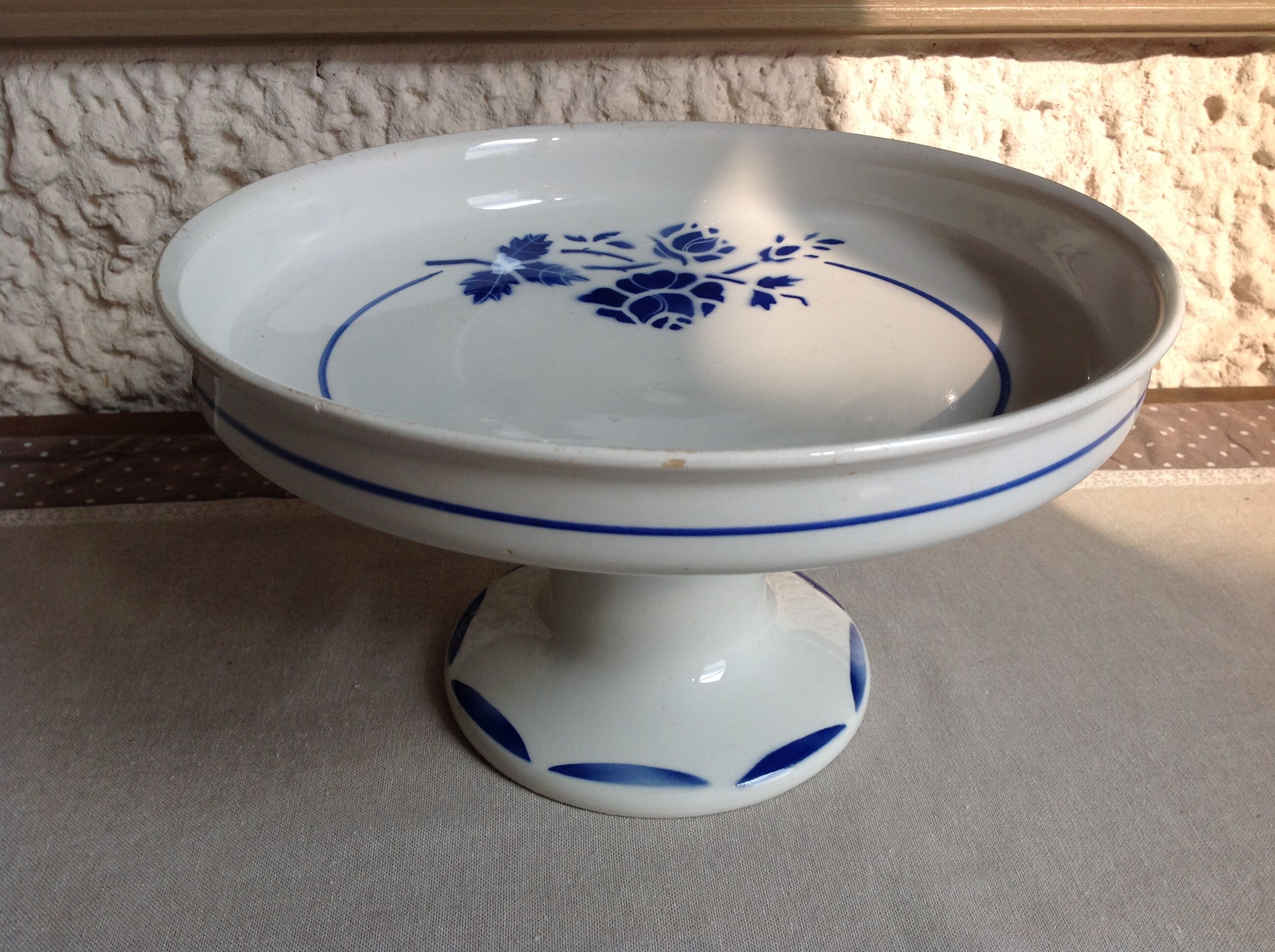 Cup on foot in white ceramic and blue flowers / vintage 50-60 years