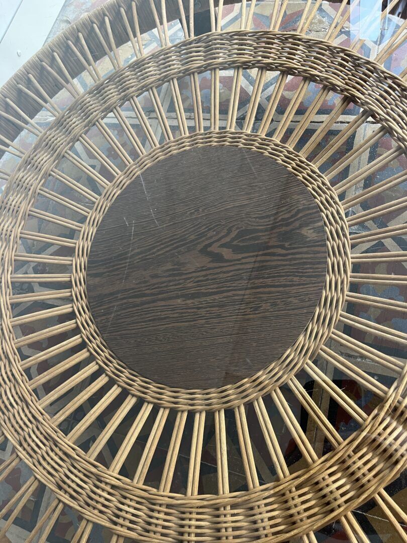 Table basse en verre fumé et rotin