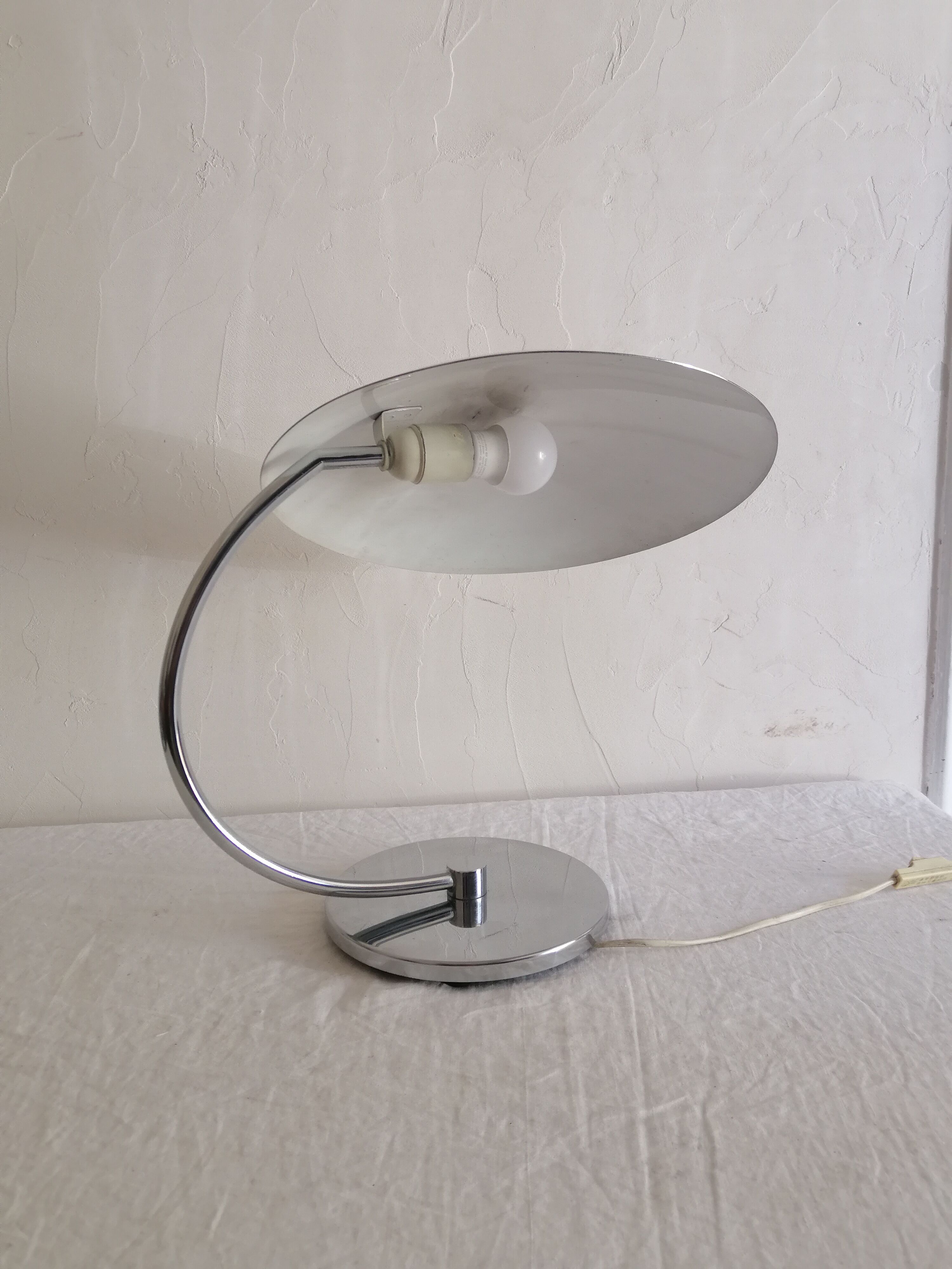 Lampe des années 70 en métal chromé