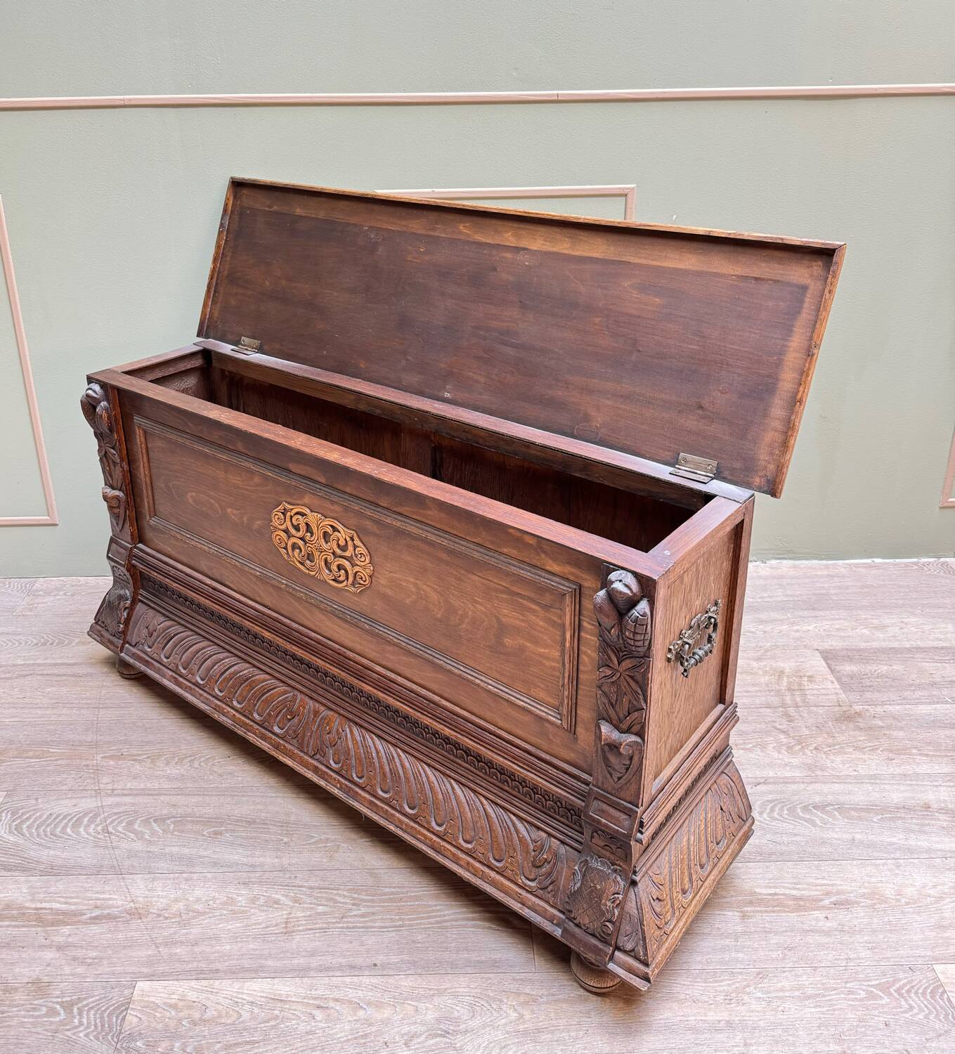 Banc coffre en bois naturel de style Louis XIII