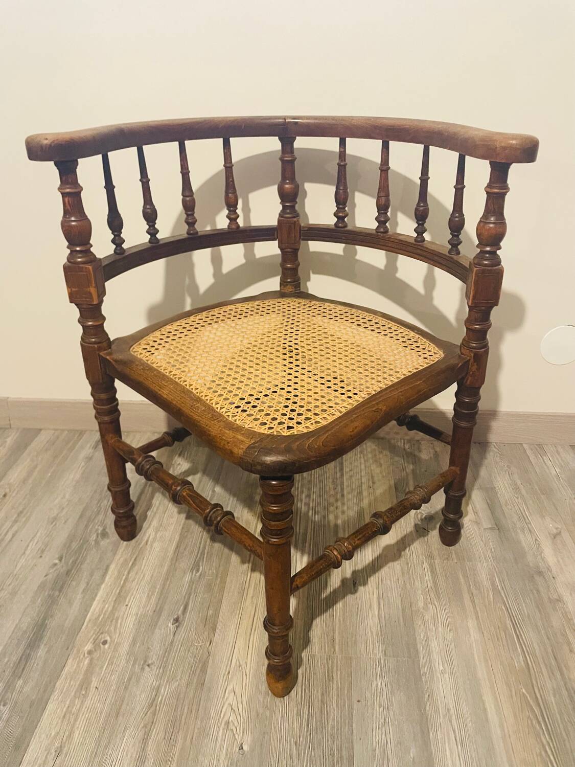 Chaise d’angle en bois et cannage