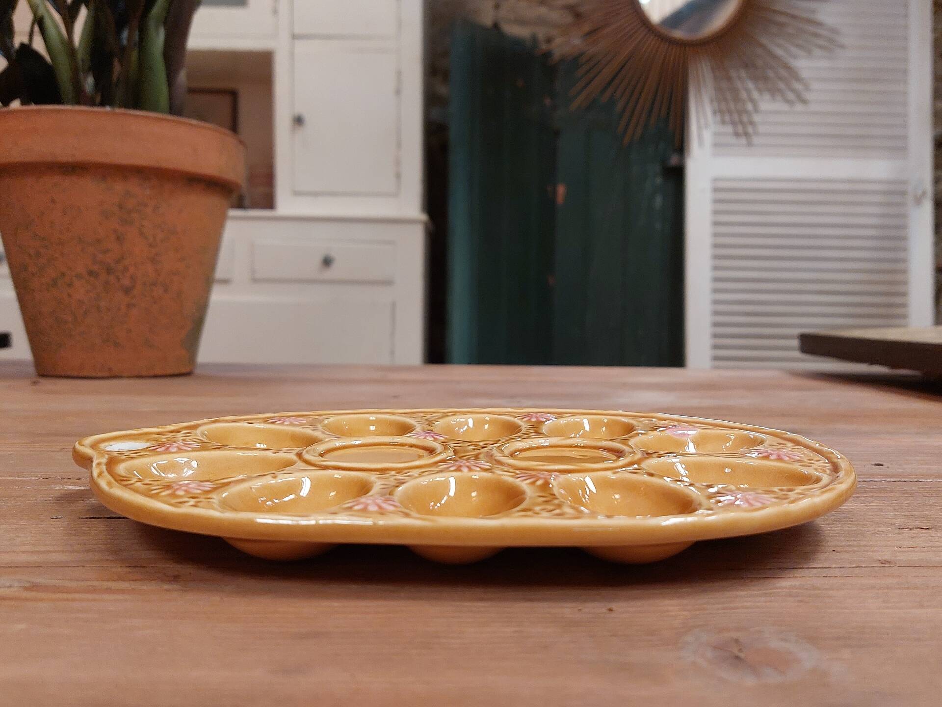 Egg plate in slipware