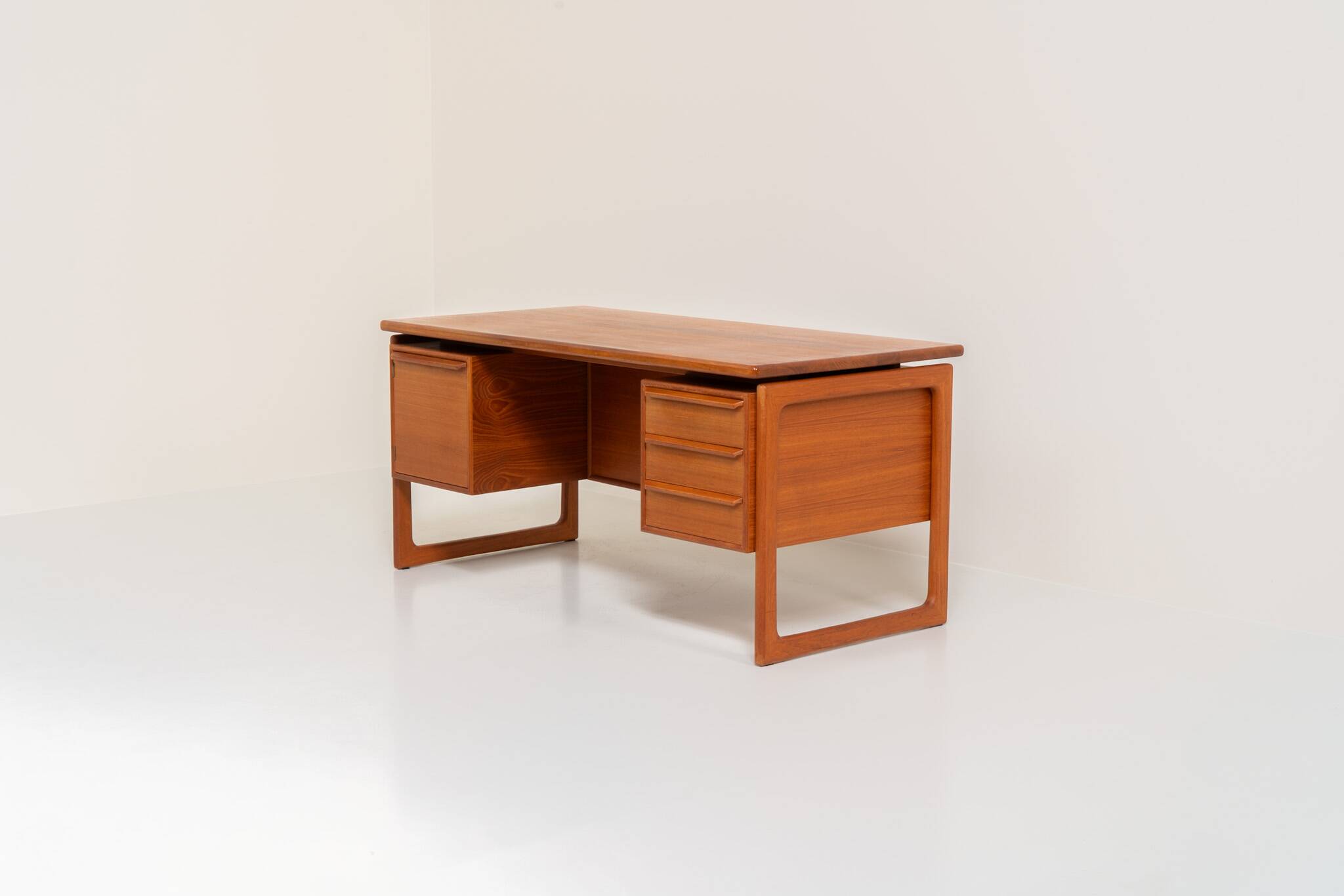 Bureau exécutif en teck par G.V. Møbler