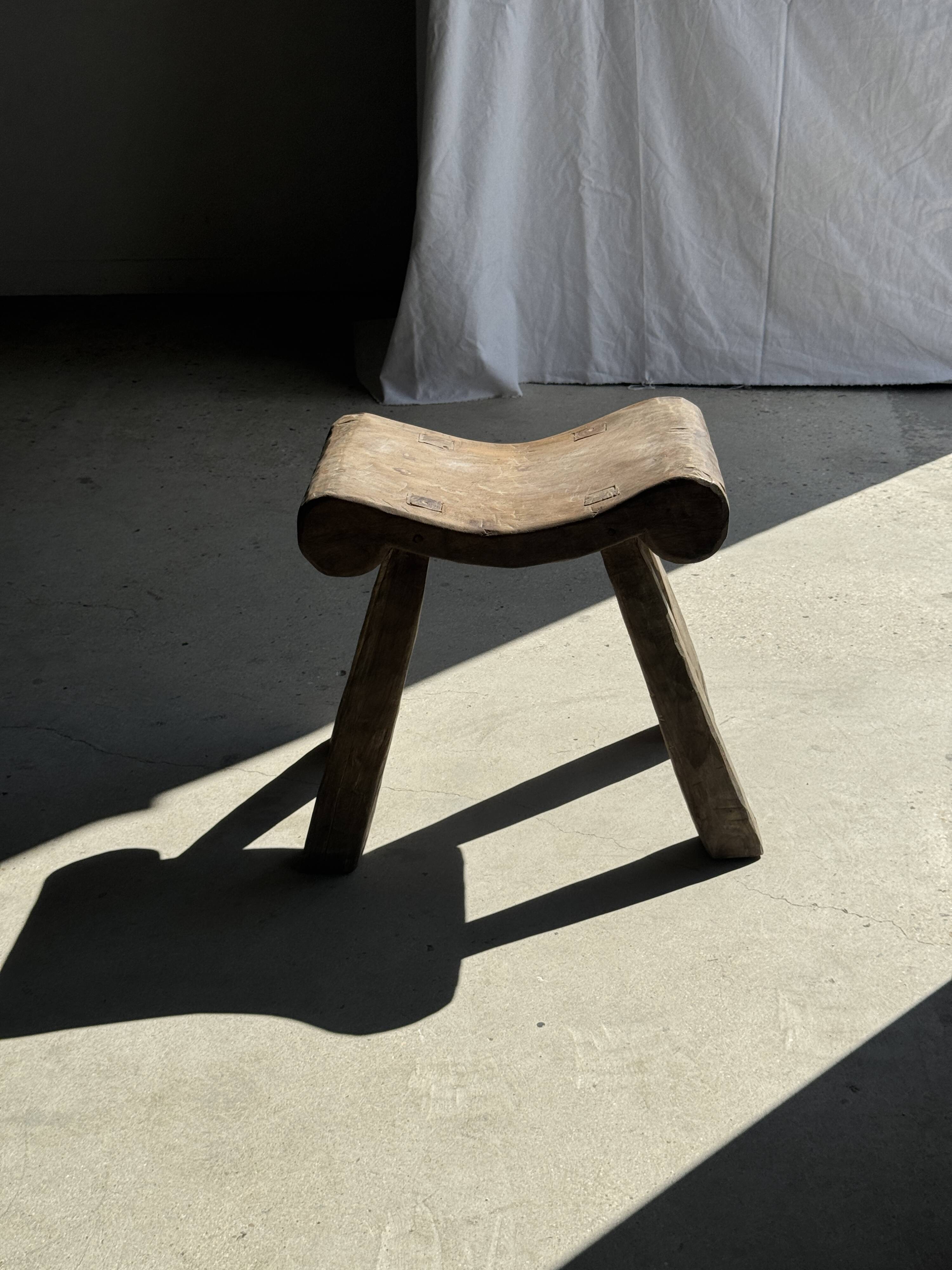Four-legged stool in antique teak from Indonesia H 50 L 52