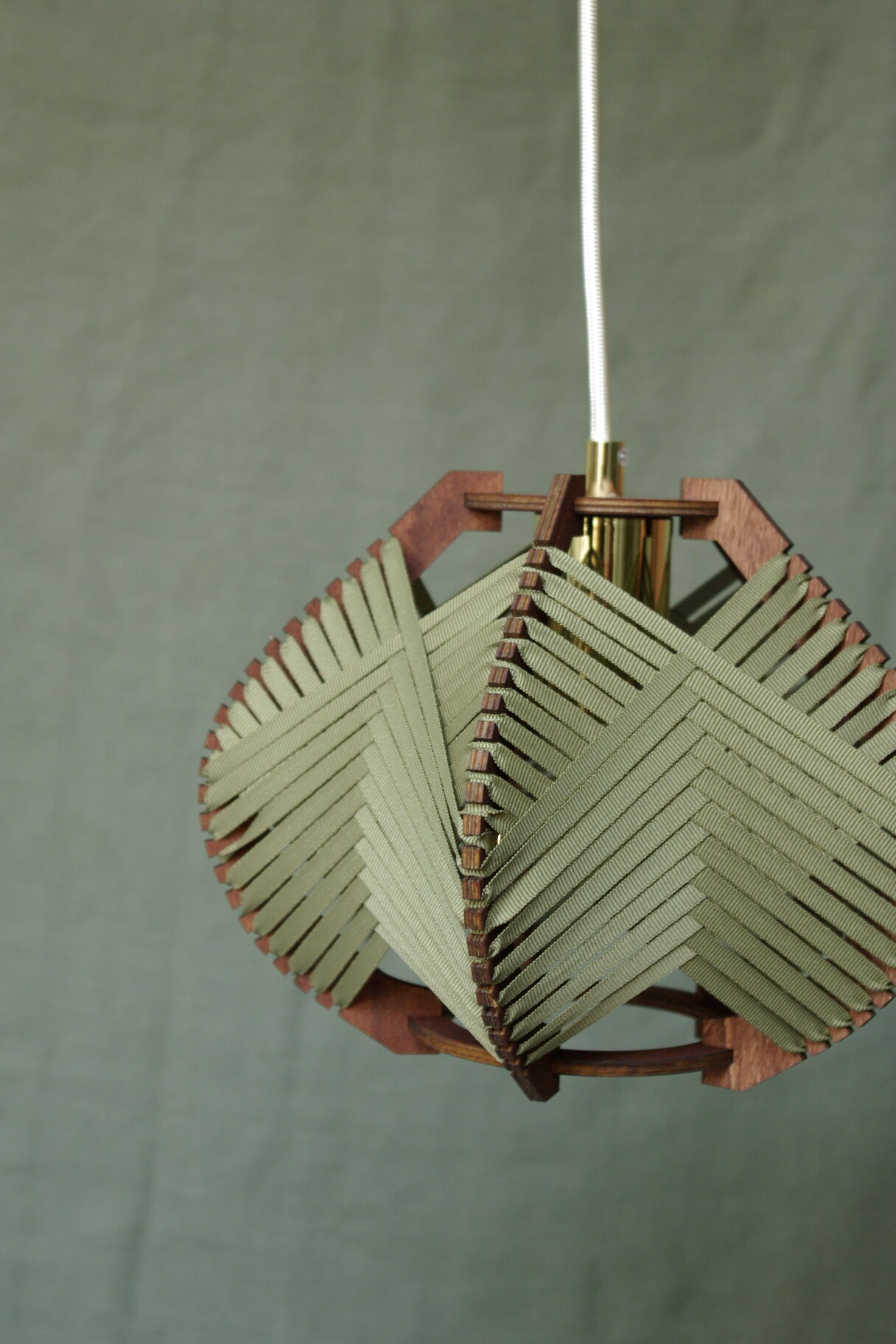 Woven khaki lamp
