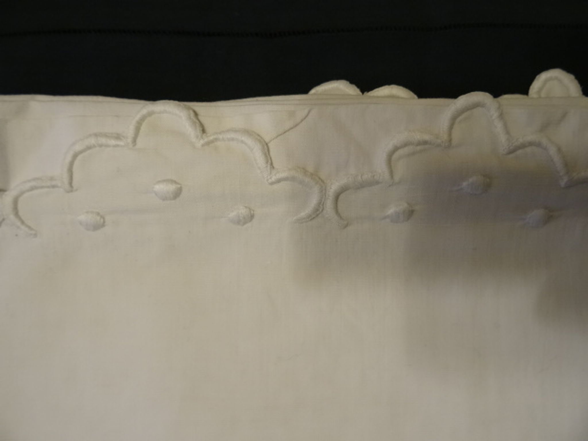 Beau drap brodé , monogrammé