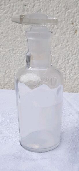 6 glass vials with glass plugs