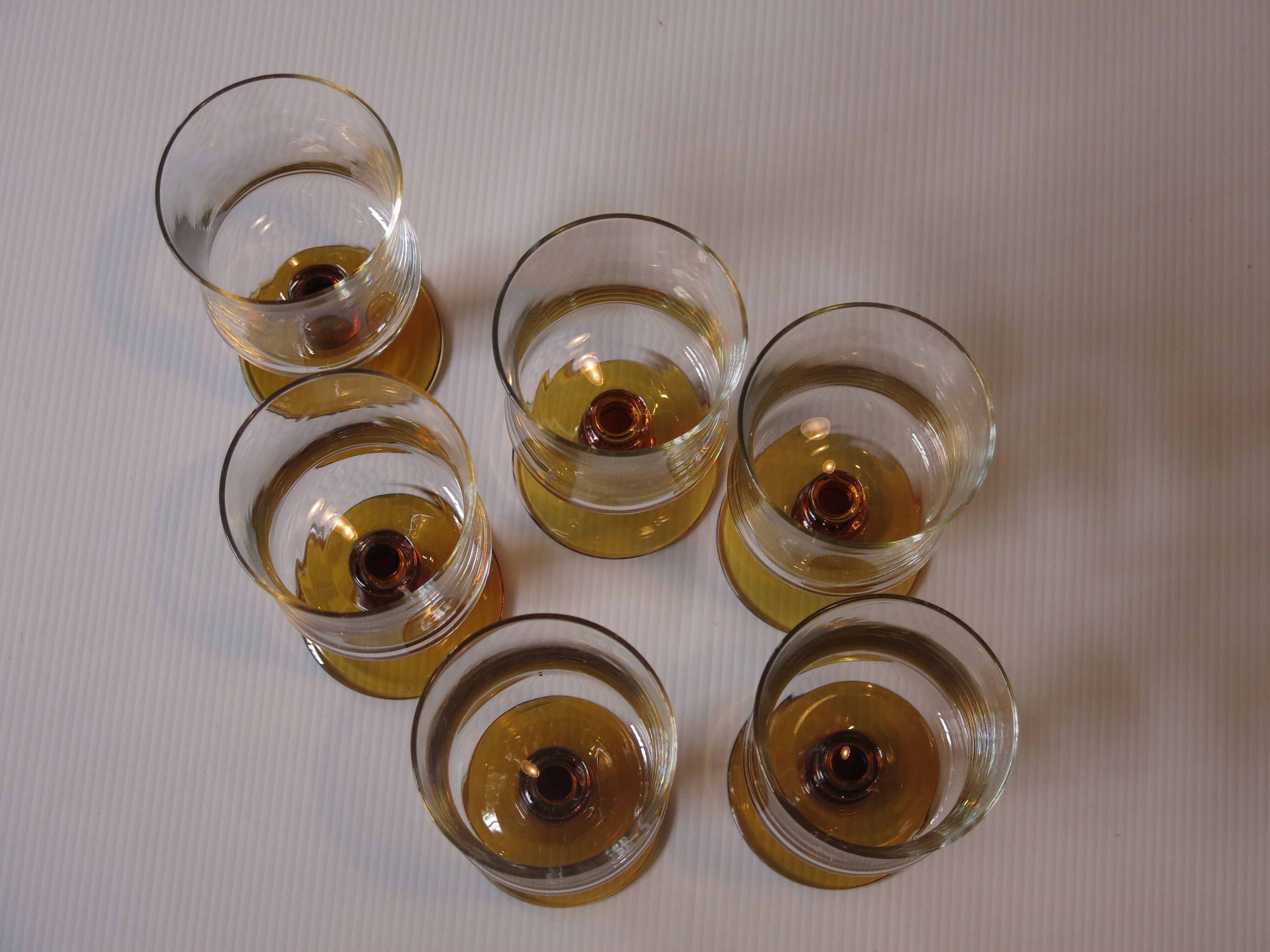 6 vintage stemmed glasses in very good condition