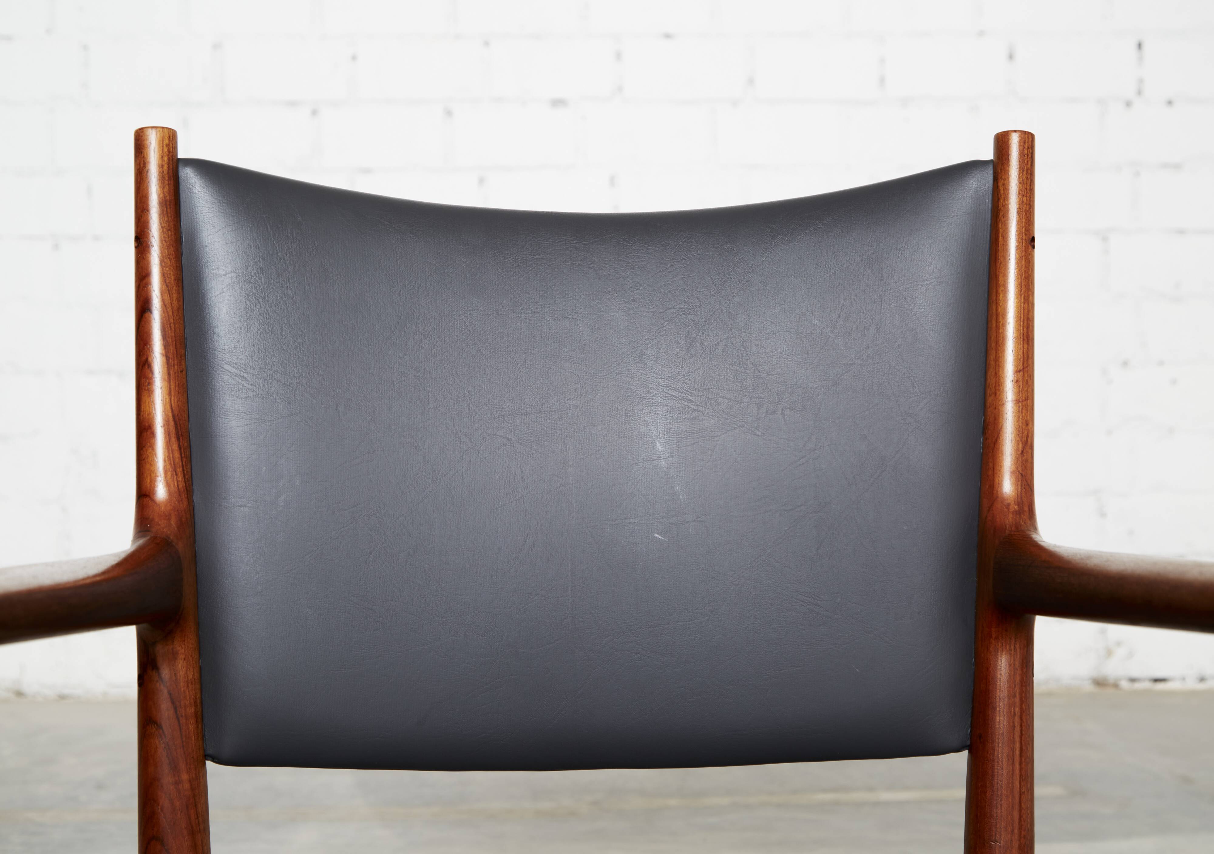 Hans Wegner JH-513 armchair for Johannes Hansen