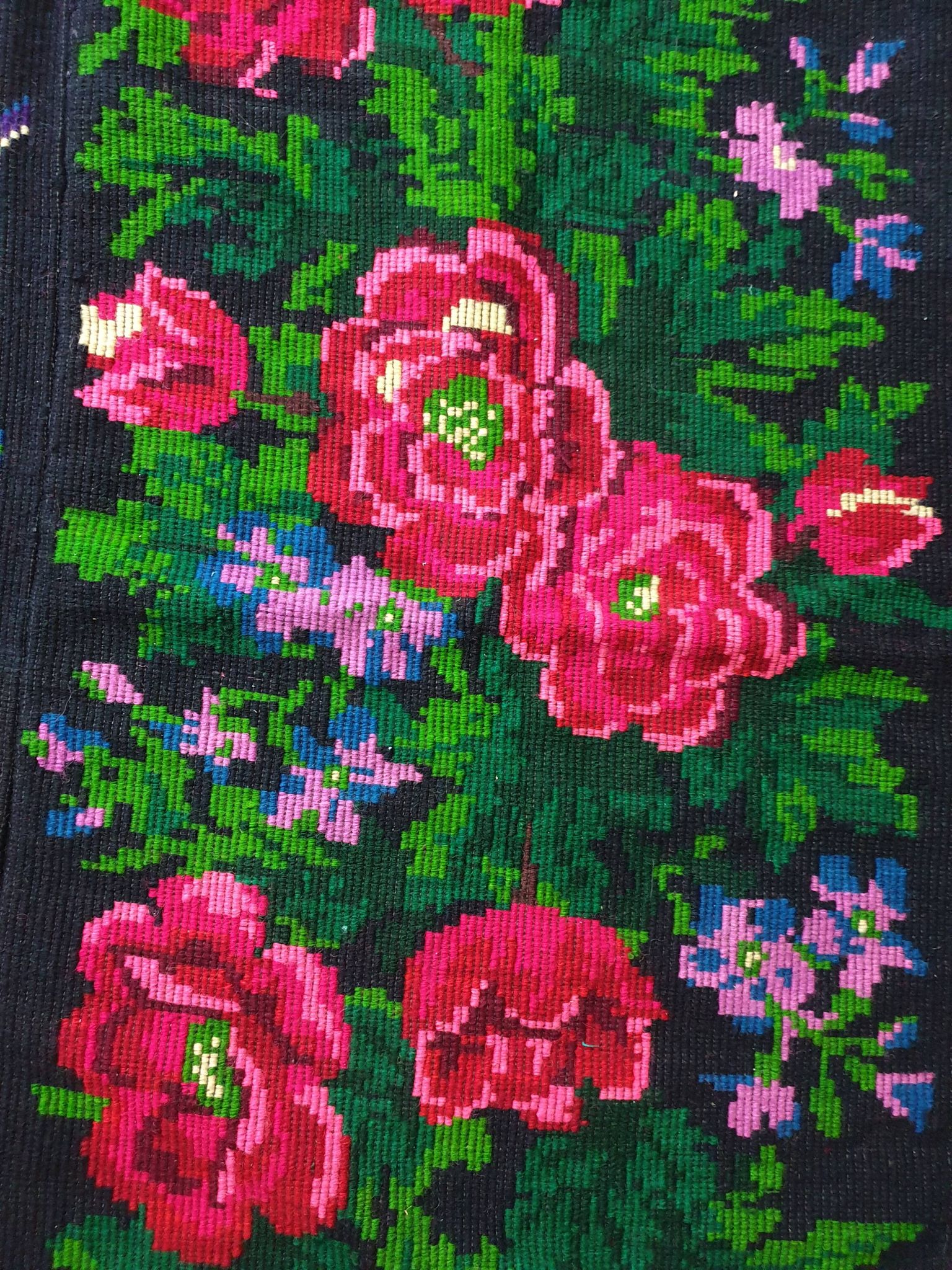 Tapis en laine florale tissée à la main fond noir avec roses roses