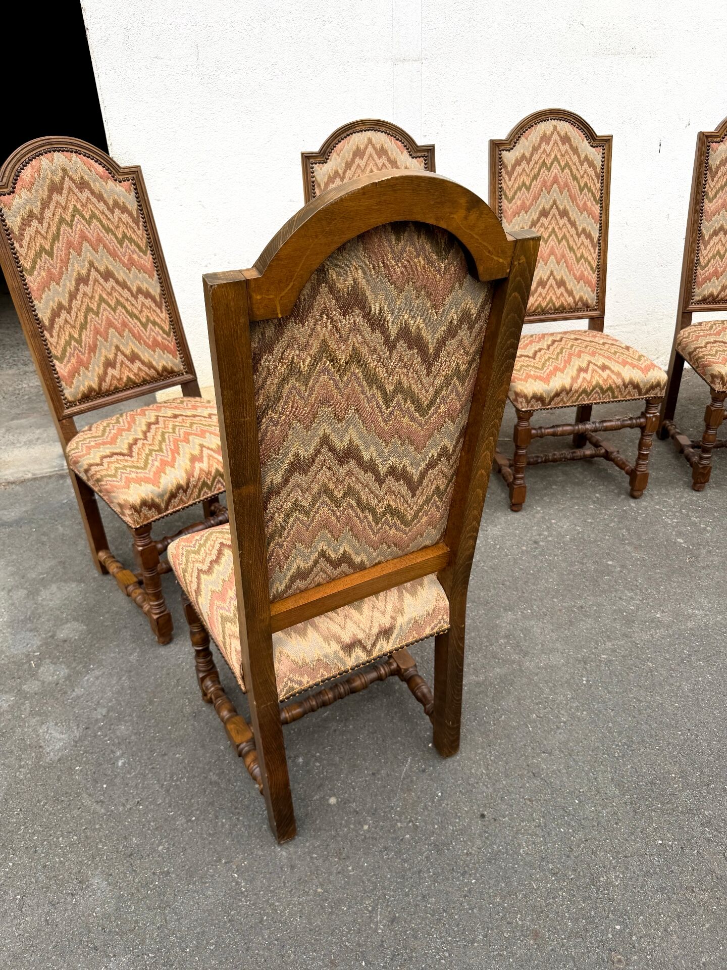 Série de 6 chaises à haut dossier de style Louis XIII