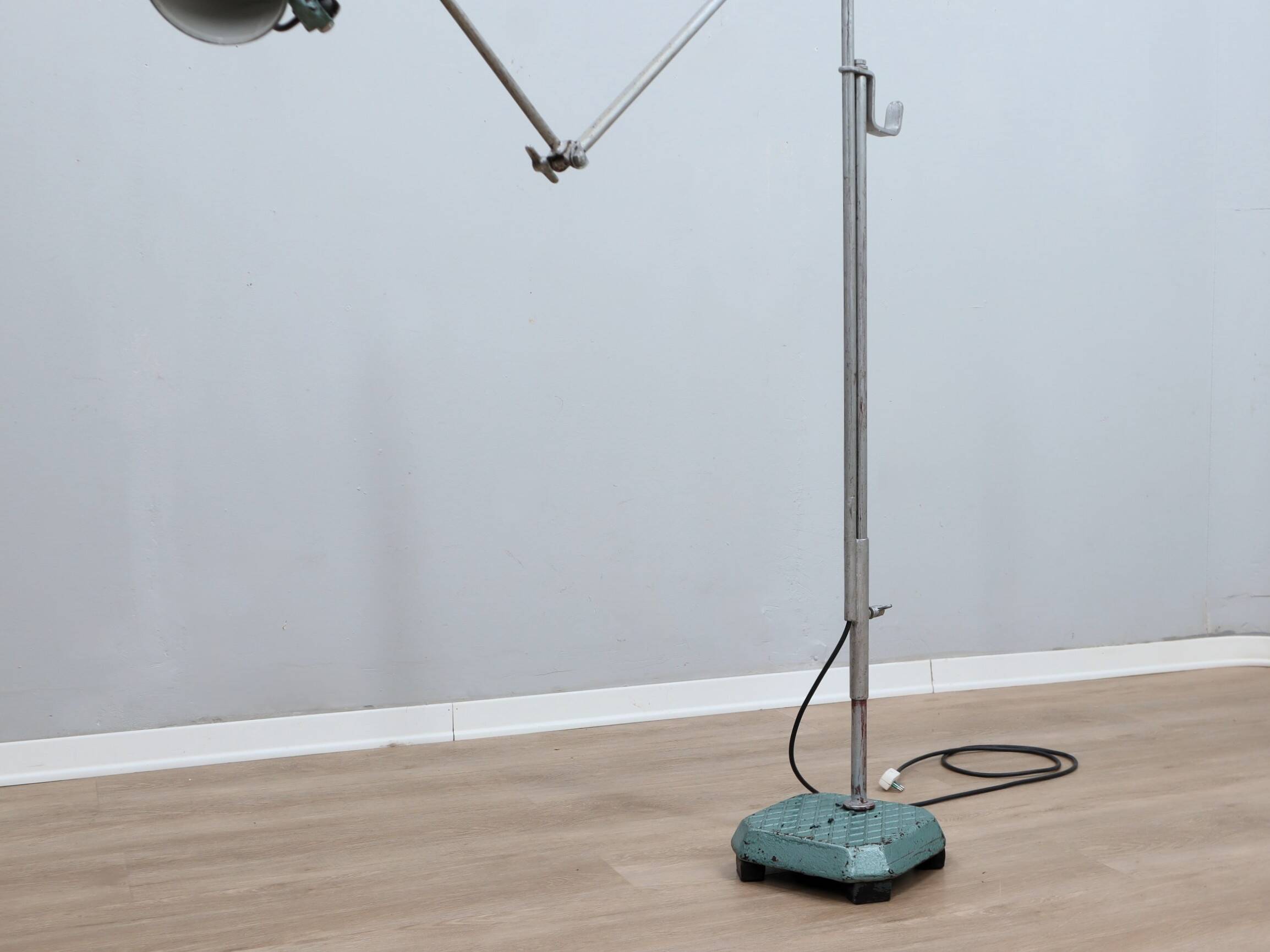 Lampe de sol industrielle ajustable des années 1960 vert martelé