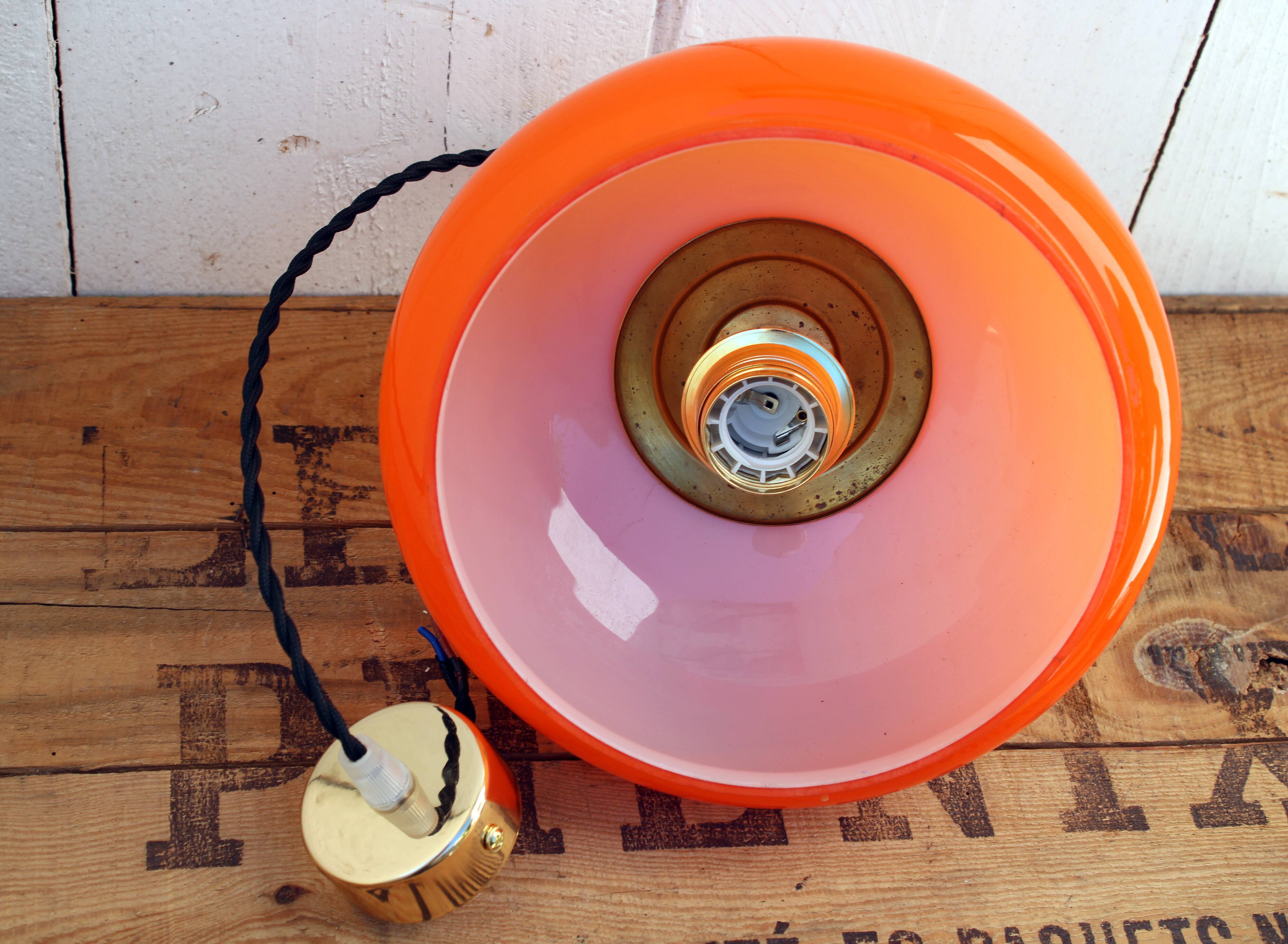 Suspension in orange opaline