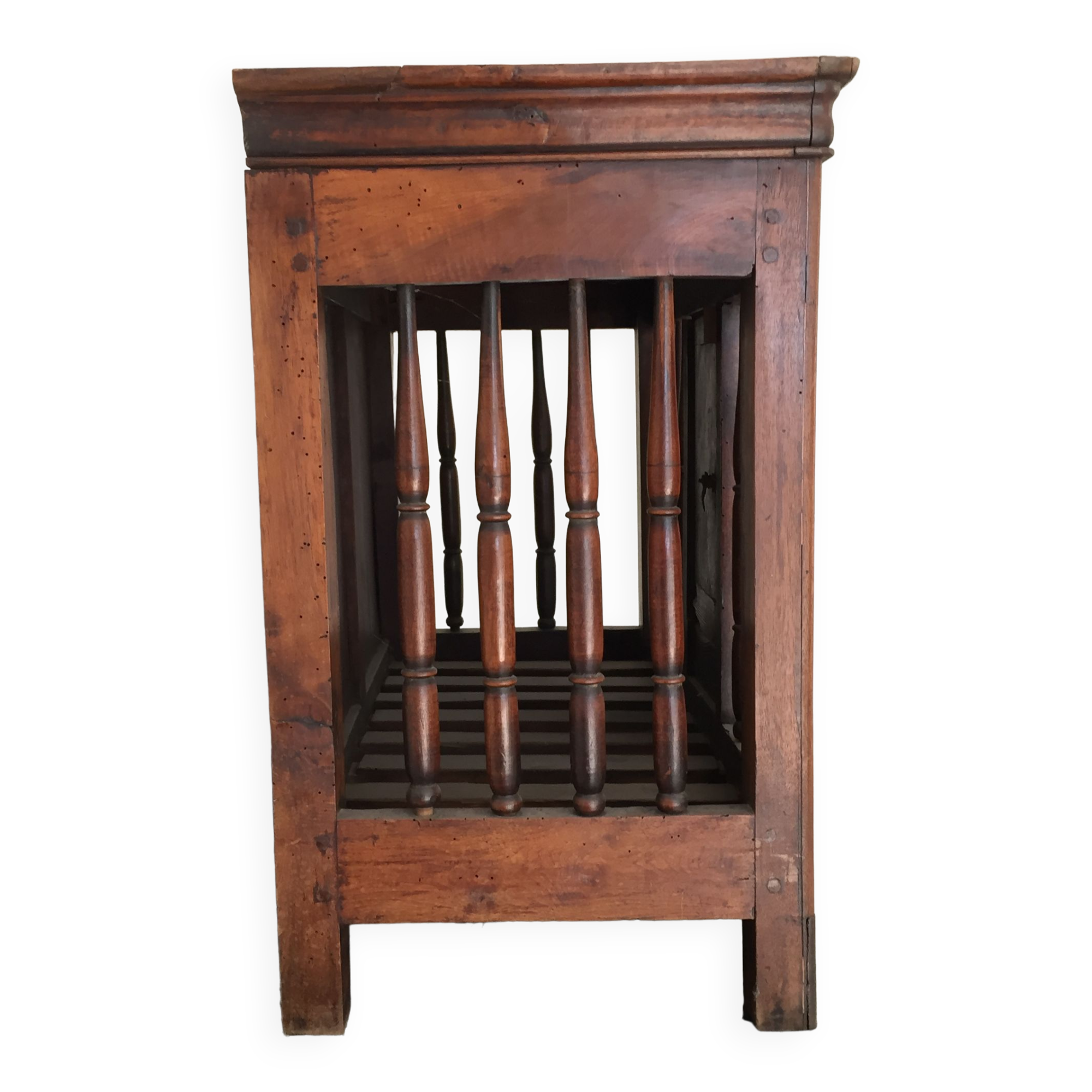 Provençal walnut panetière