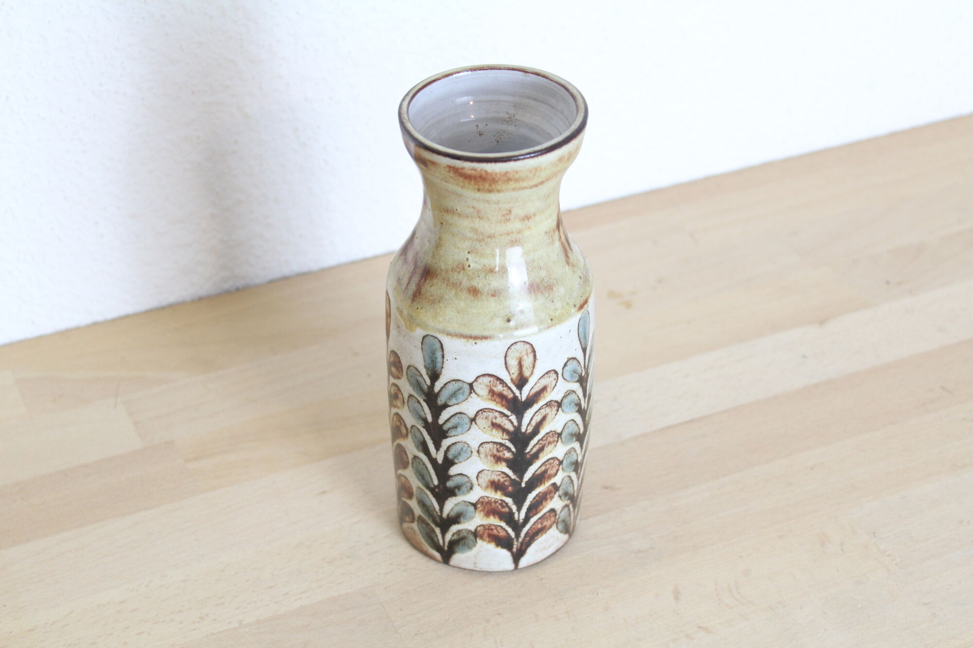 Malarmey ceramic vase in Vallauris, leaf motifs