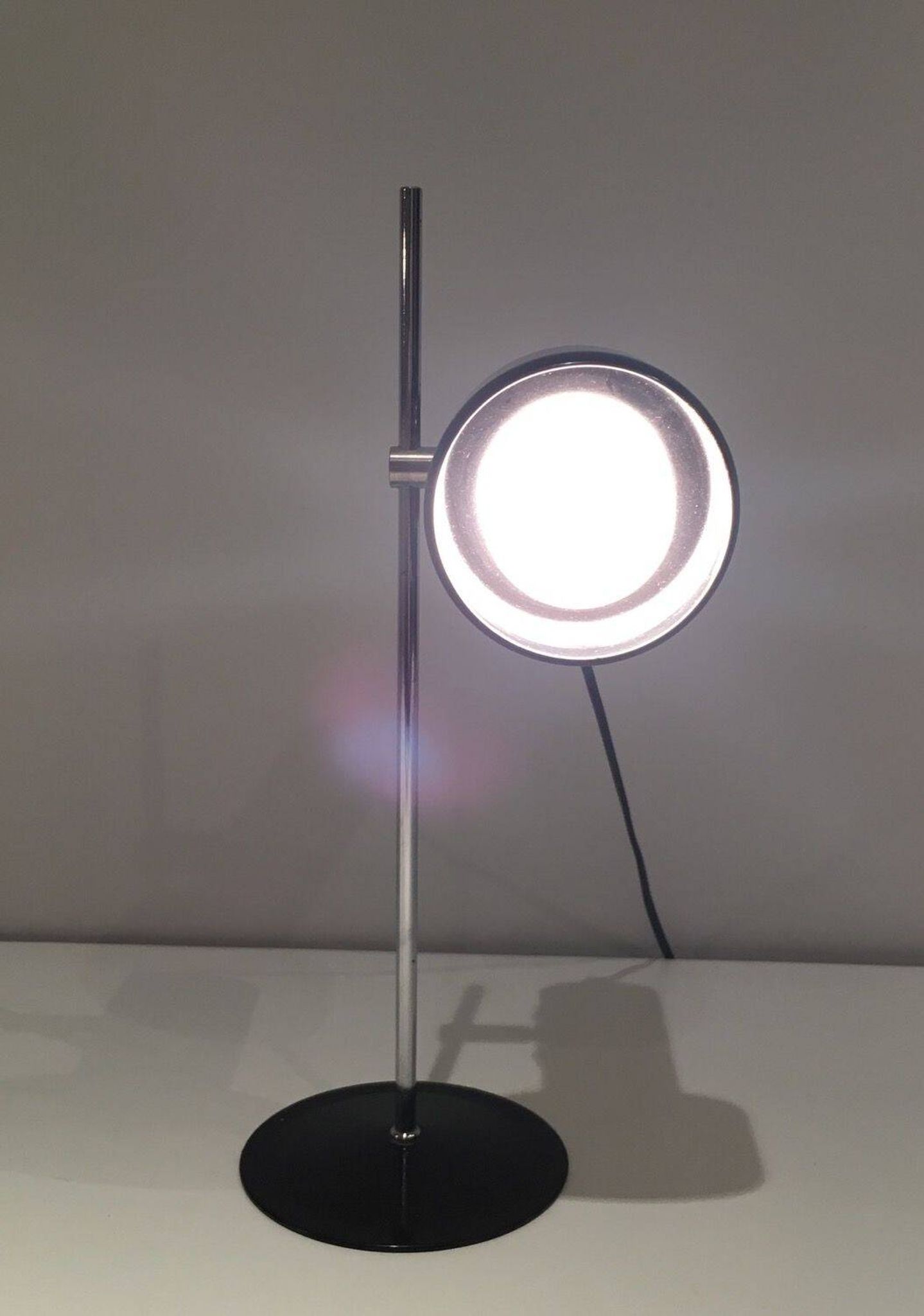 Lampe réglable en métal laqué noir et chrome. Travail français. Vers 1970