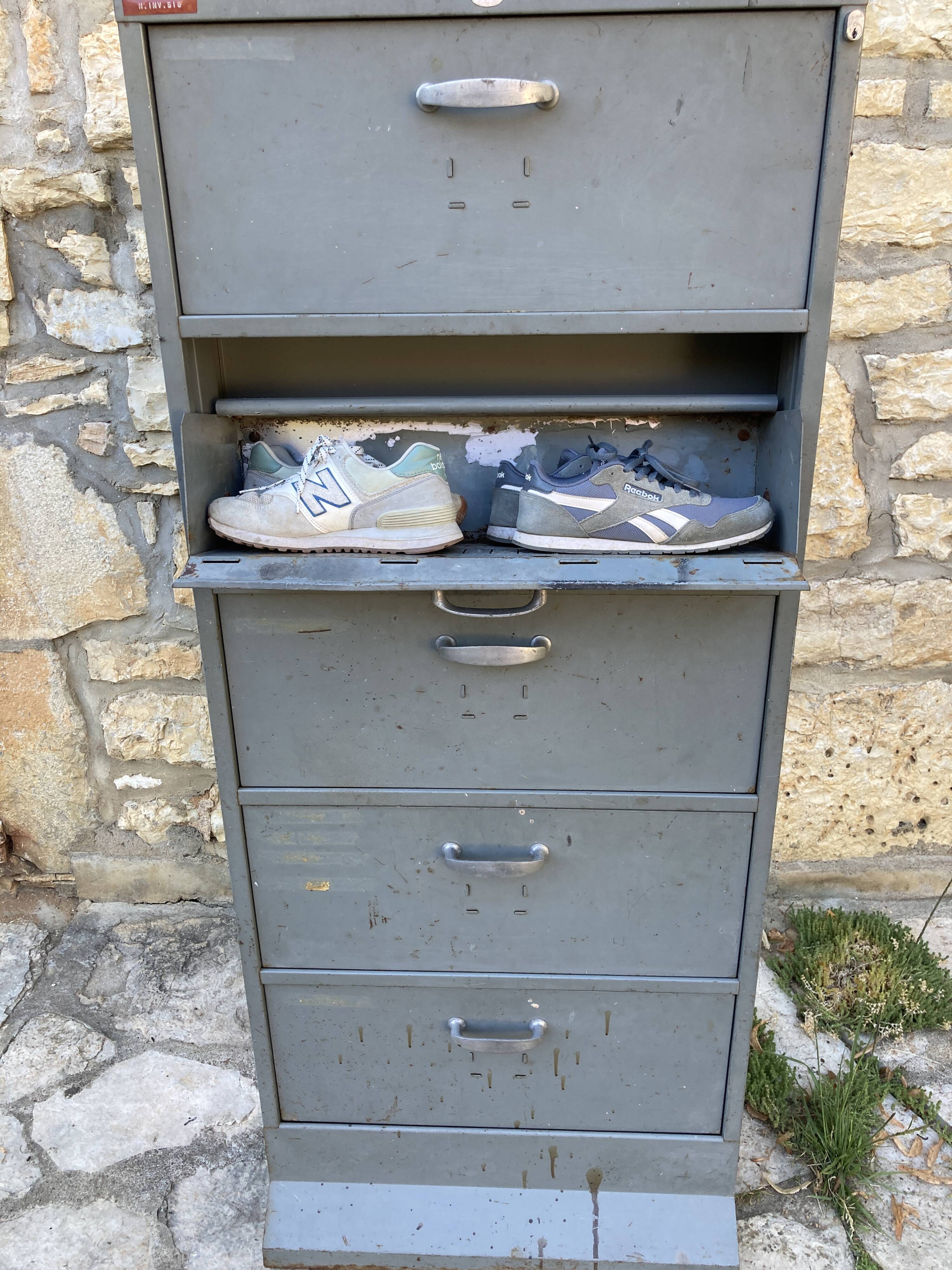 Metal workshop furniture with valves