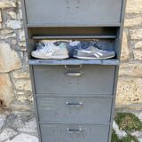 Metal workshop furniture with valves