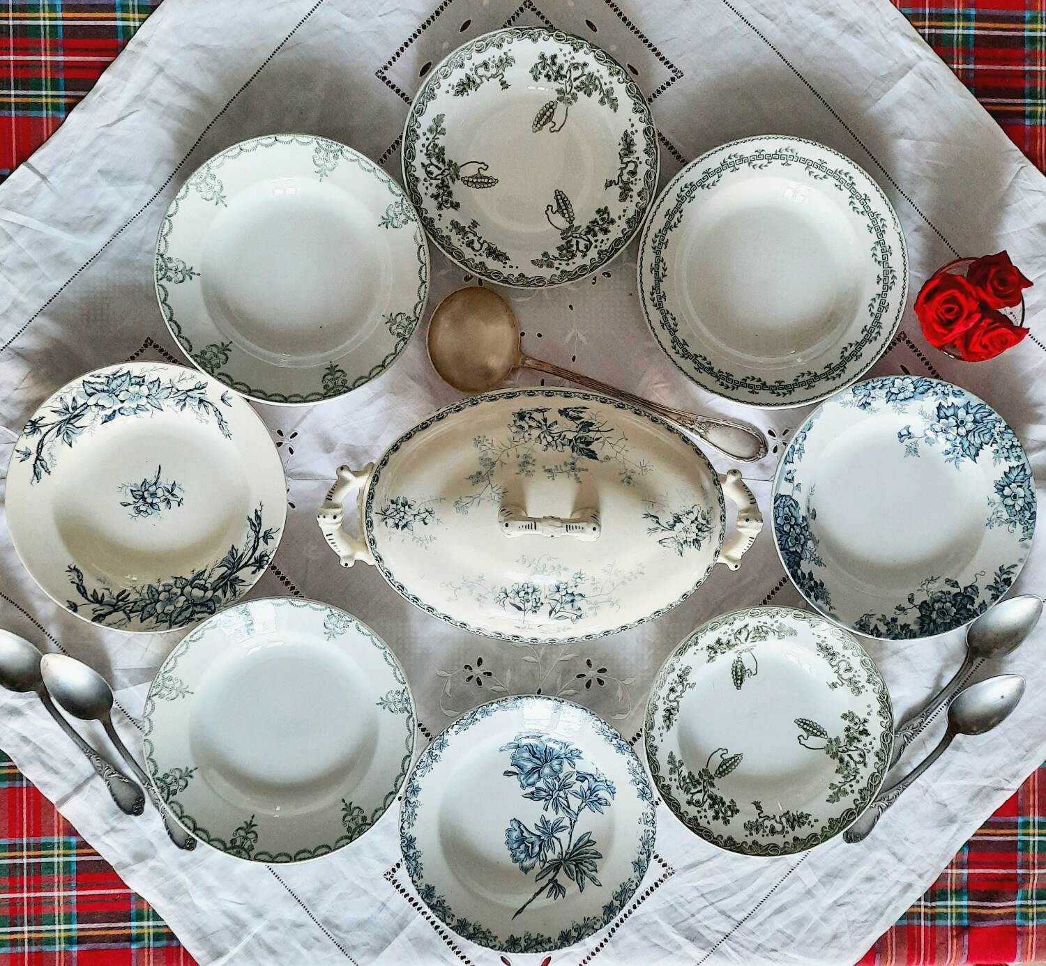 Assiettes creuses anciennes dépareillées en faïence terre de fer accompagnées d'une soupière