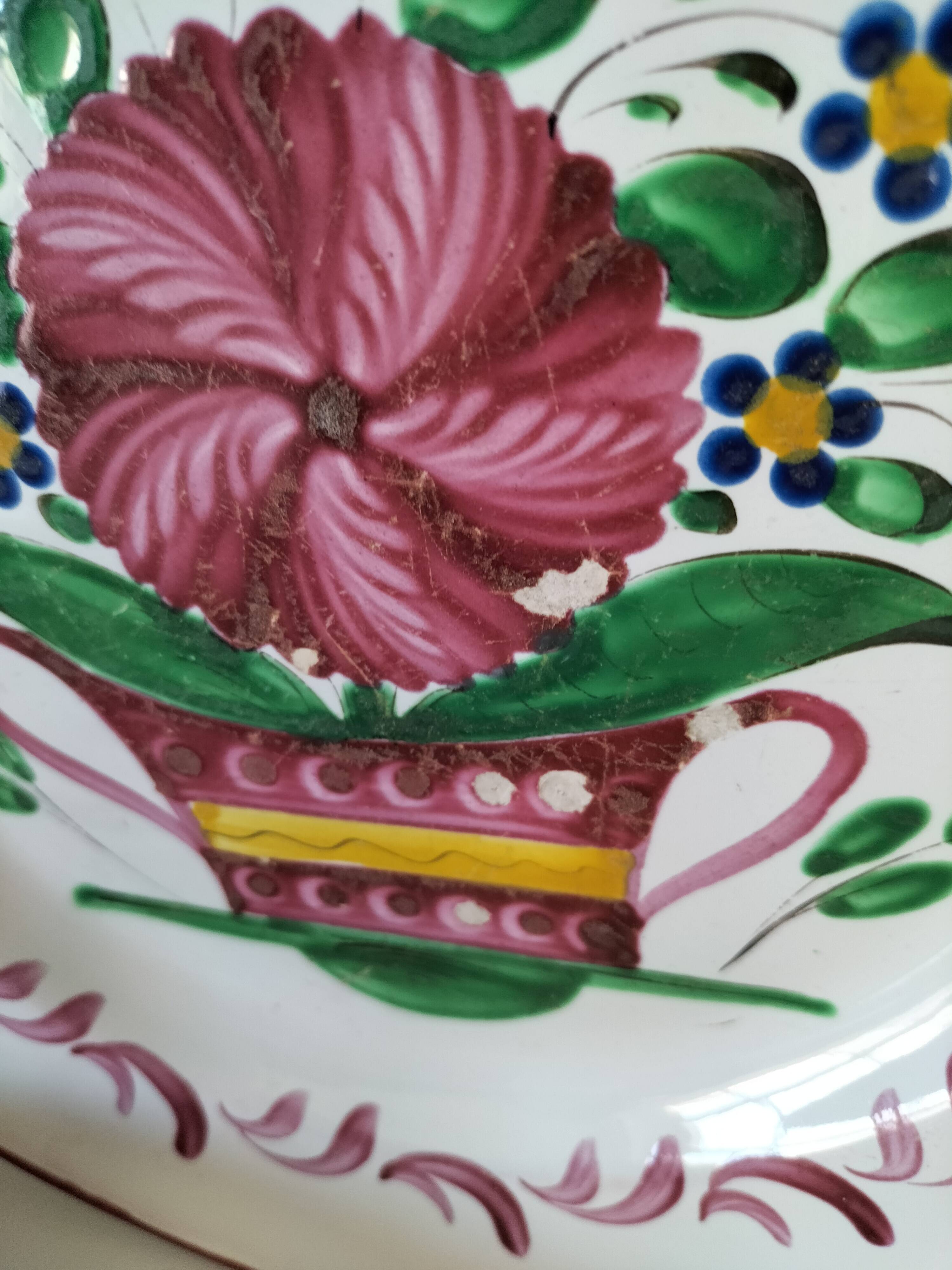 Rooster plates & baskets, earthenware in the spirit of a French bistro.