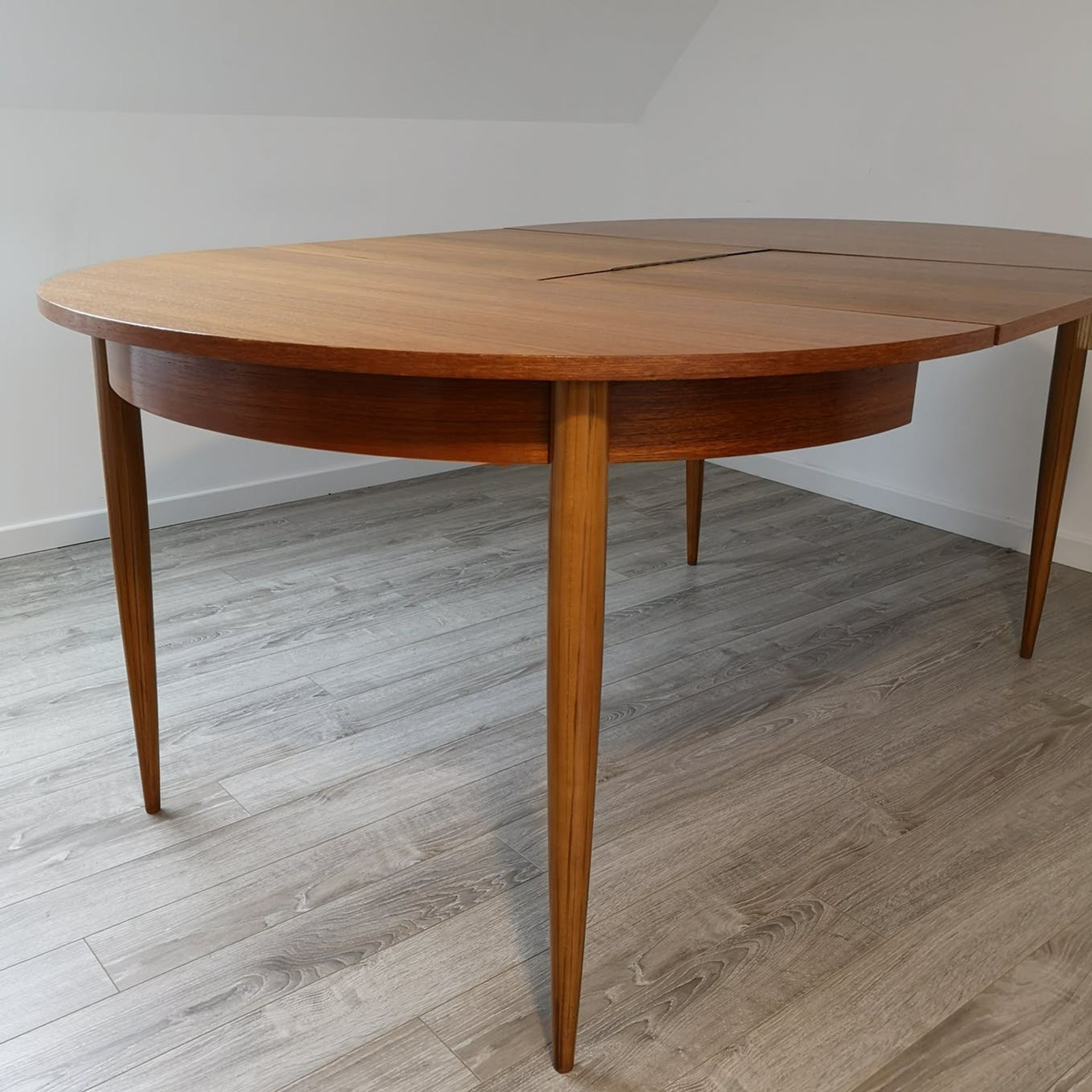 Scandinavian round table